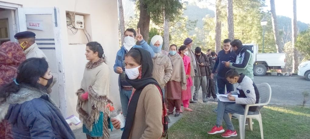 बनीखेत के पुखरी में वोट डालने के लिये लाईन में खड़े मतदाता। बनीखेत के पुखरी में वोट डालने के लिये लाईन में खड़े मतदाता।