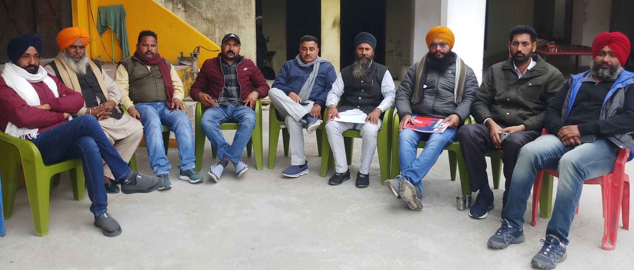सितारगंज में बैठक करते संयुक्त मोर्चा के किसान।
