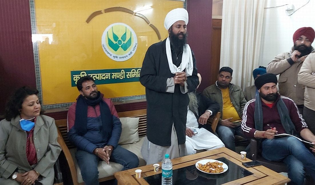 काशीपुर में बैठक में मौजूद किसान।