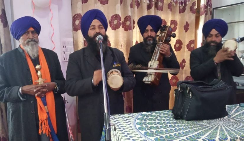 गदरपुर गुरु गोविंद सिंह के प्रकाश पर्व पर गुरु ग्रंथ साहिब का पाठ करता रागी जत्था। गदरपुर गुरु गोविंद सिंह के प्रकाश पर्व पर गुरु ग्रंथ साहिब का पाठ करता रागी जत्था।