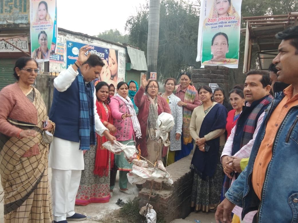 खटीमा में महंगाई के विरोध में भाजपा सरकार का पुतला फूंकते कांग्रेसी।