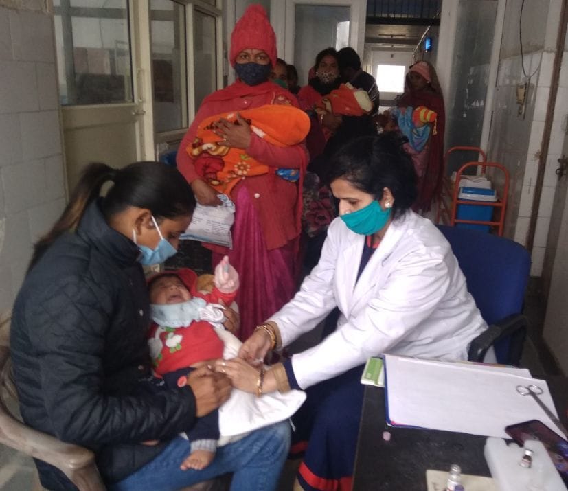 रुद्रपुर जिला अस्पताल में नवजात को टीका लगाती एएनएम।