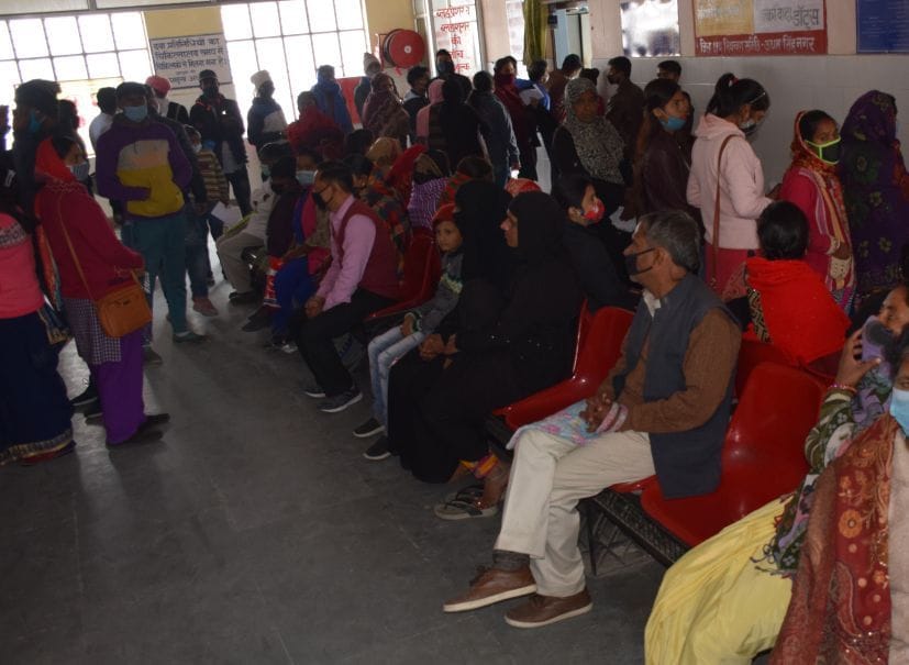 रुद्रपुर जिला अस्पताल में ओपीडी के लिए लगी भीड़।