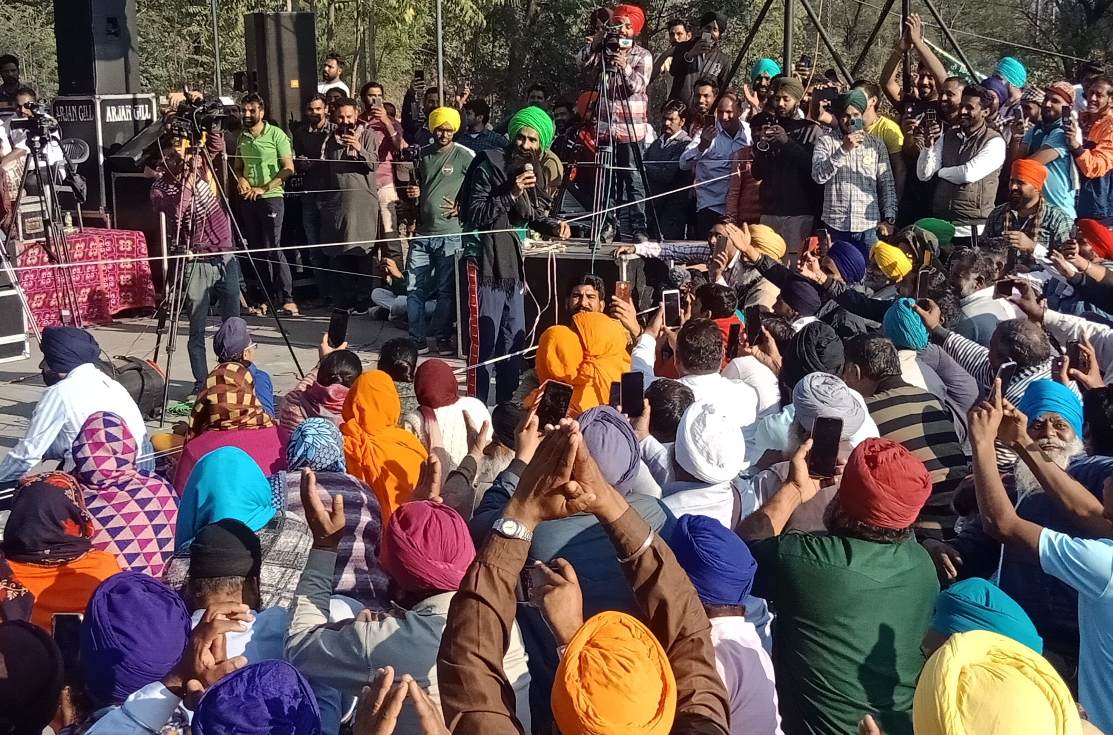  धरनास्थल पर किसानों के बीच आकर गाना गाते कंवर ग्रेवाल। संवाद