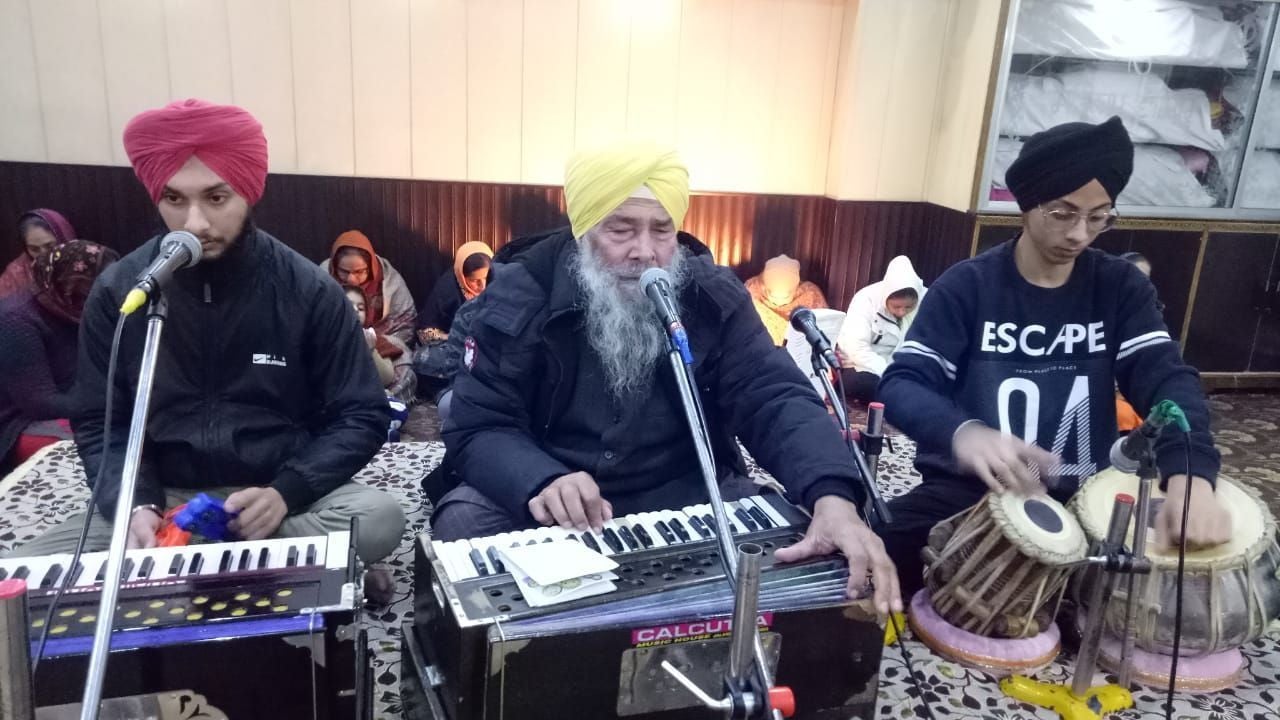 केलाखेड़ा गुरुद्वारा साहिब में शबद कीर्तन करते रागी जत्थे। केलाखेड़ा गुरुद्वारा साहिब में शबद कीर्तन करते रागी जत्थे।