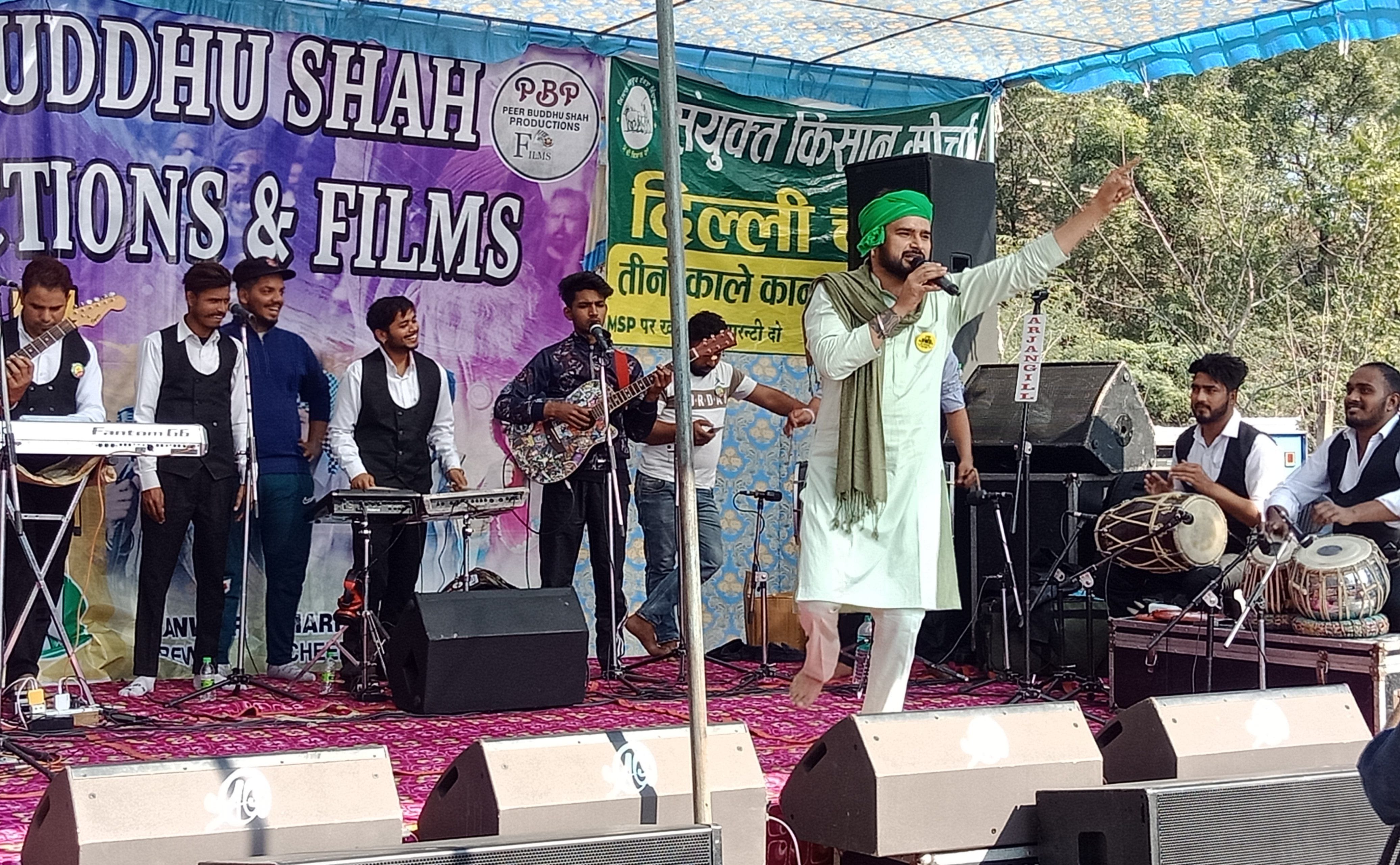 किसानों के धरना स्थल पर गाना गाते पंजाबी सिंगर गलव वड़ैच। संवाद