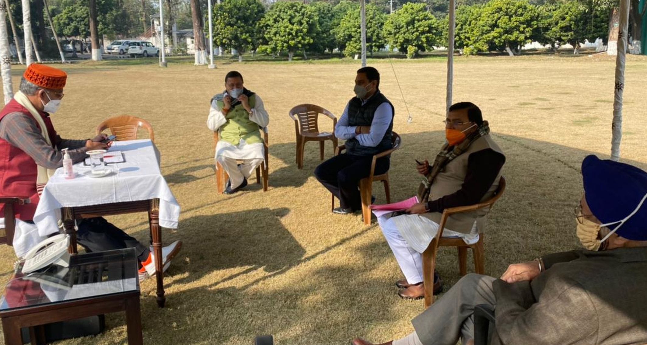 देहरादून में मुख्यमंत्री त्रिवेंद्र सिंह रावत से मुलाकात करते विधायक सौरभ बहुगुणा, पुष्कर सिंह 