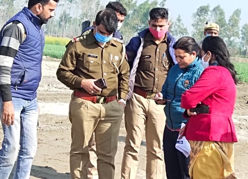 झिंना क्षेत्र के गांव शीतलगढ़ी खनन पॉइंट पर  छापेमारी करती खनन अधिकारी  डॉक्टर रंजना सिंह   व  एसडी