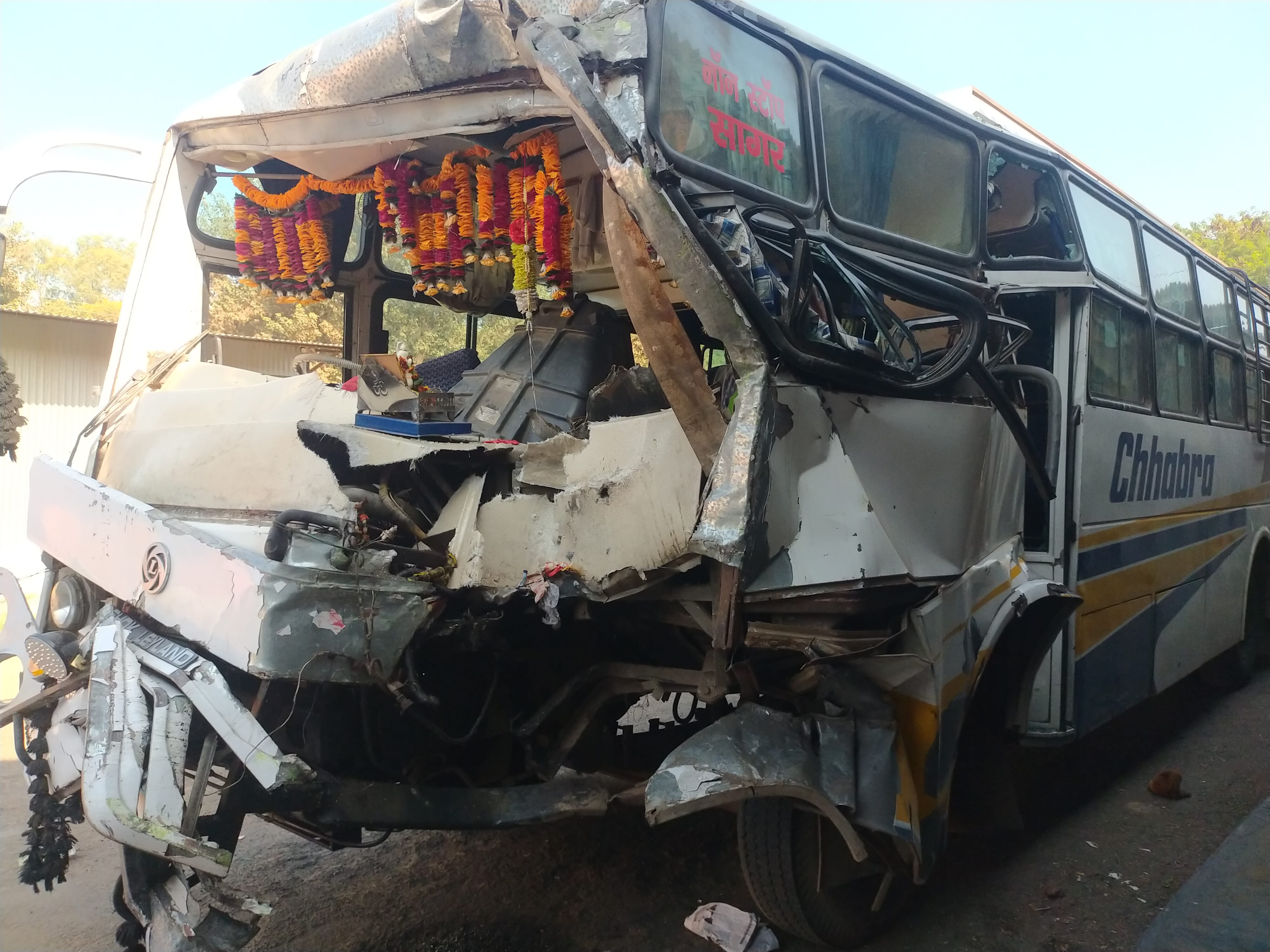 नेहरू महाविद्यालय के पीछे हाइवे पर खड़ी दुर्घनाग्रस्त बस