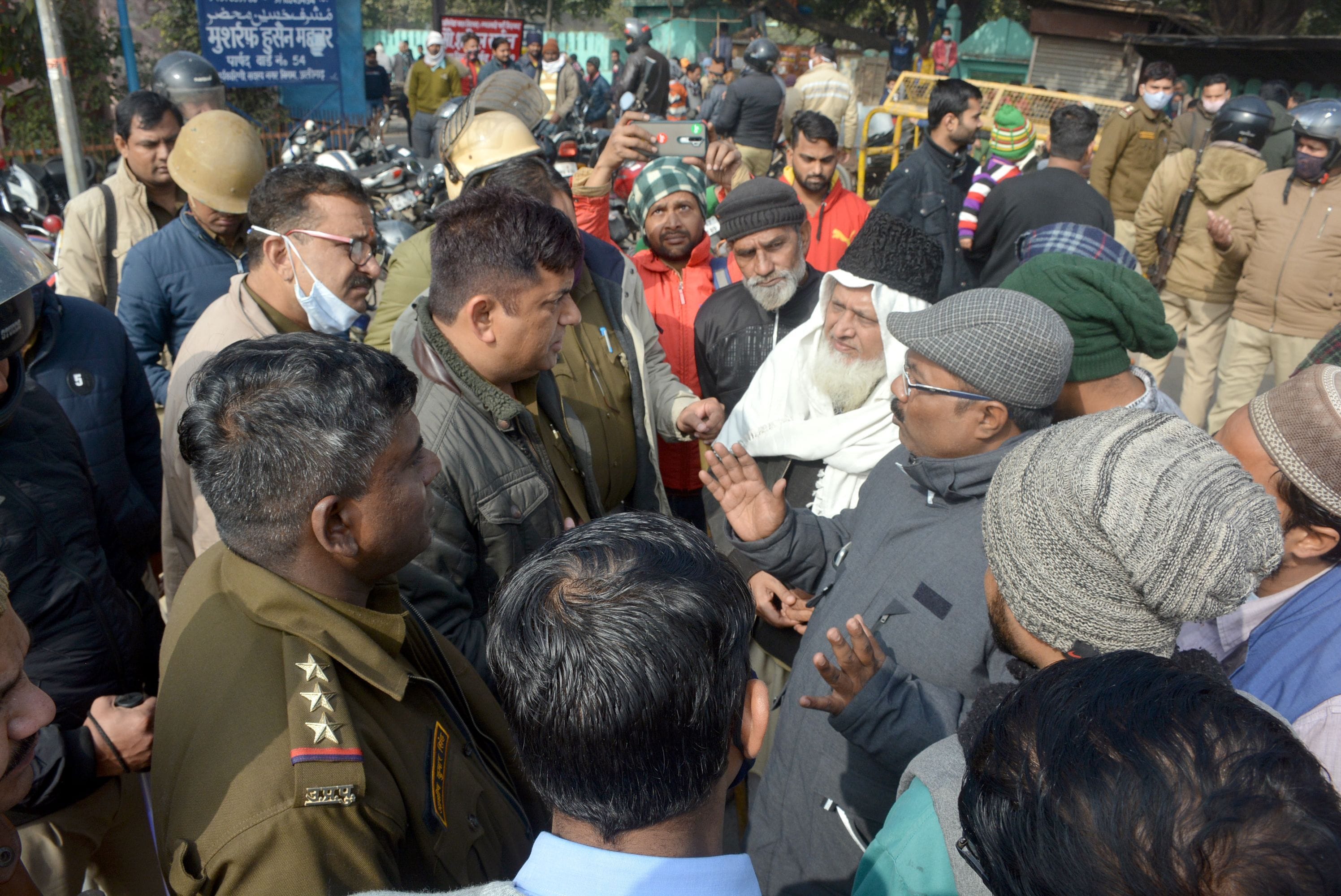 शाहजमाल ईदगाह पर प्रदर्शन कर रहे लोगों को समझाते बन्नादेवी इंस्पेक्टर । शाहजमाल ईदगाह पर प्रदर्शन कर रहे लोगों को समझाते बन्नादेवी इंस्पेक्टर ।