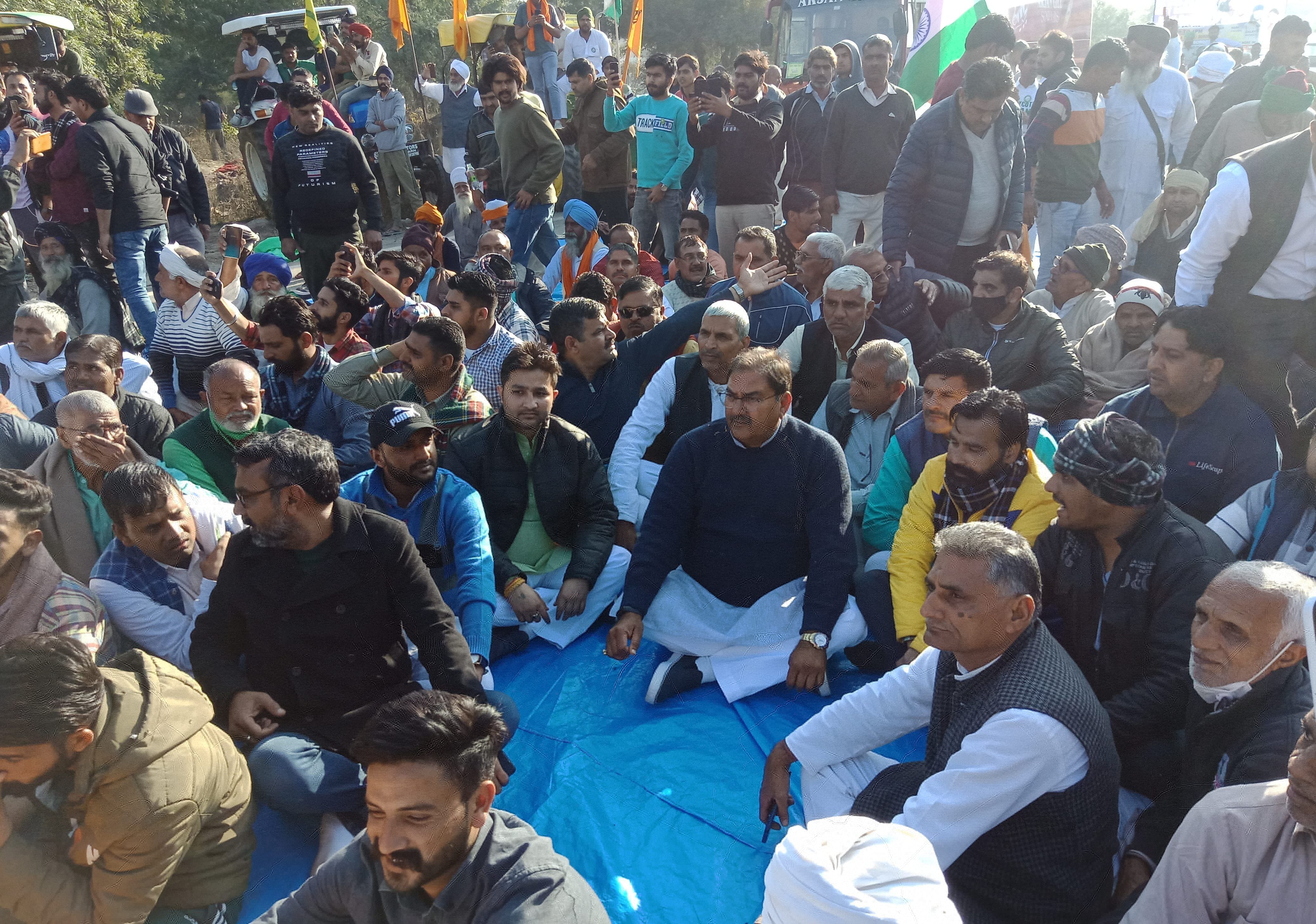 धरनास्थल पर किसानों को समर्थन देने पहुंचे इनेलो महासचिव चौ. अभय सिंह चौटाला। संवाद