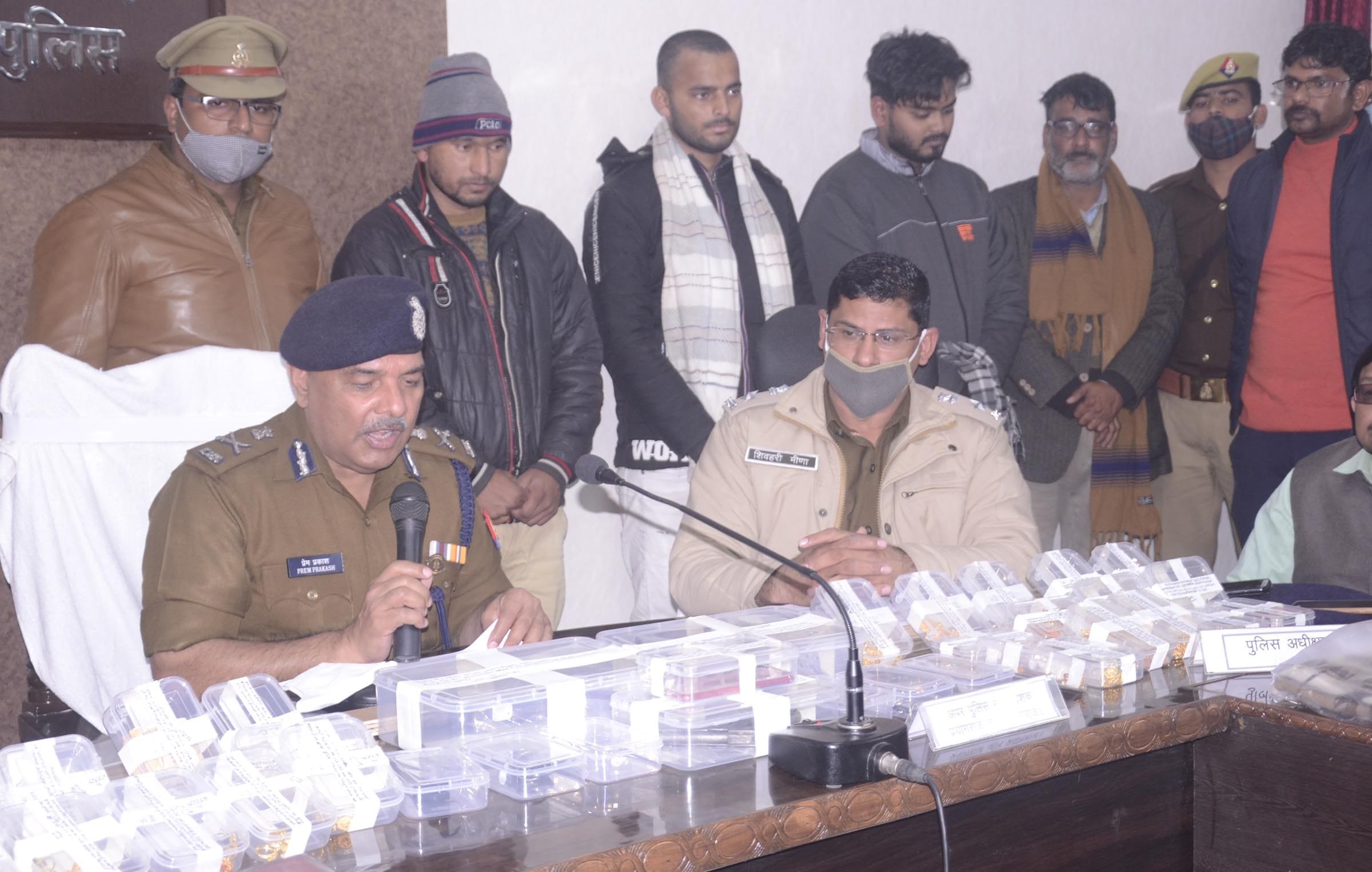 नगर कोतवाली के श्याम विहारी गली में हुई डकैती का खुलासा करते बरामद सामान के साथ एडीजी प्रेम प्रक? नगर कोतवाली के श्याम विहारी गली में हुई डकैती का खुलासा करते बरामद सामान के साथ एडीजी प्रेम प्रक?