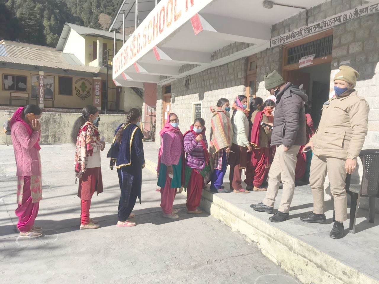 खज्जियार के कोहलड़ी में वोट डालने के लिये लगी महिला वोटरों की लाईन। खज्जियार के कोहलड़ी में वोट डालने के लिये लगी महिला वोटरों की लाईन।