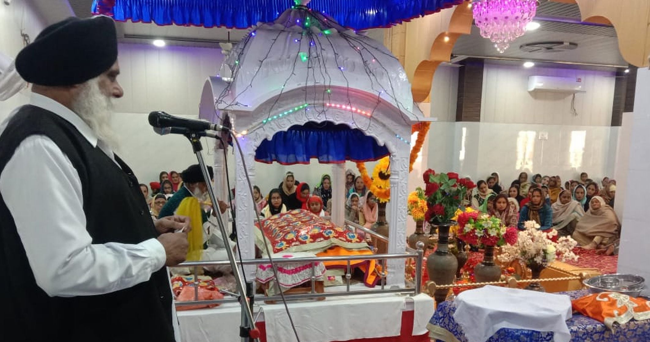 सितारगंज गुरुद्वारा श्री कलगीधर सिंह सभा में कीर्तन करते जत्थे के सदस्य। सितारगंज गुरुद्वारा श्री कलगीधर सिंह सभा में कीर्तन करते जत्थे के सदस्य।