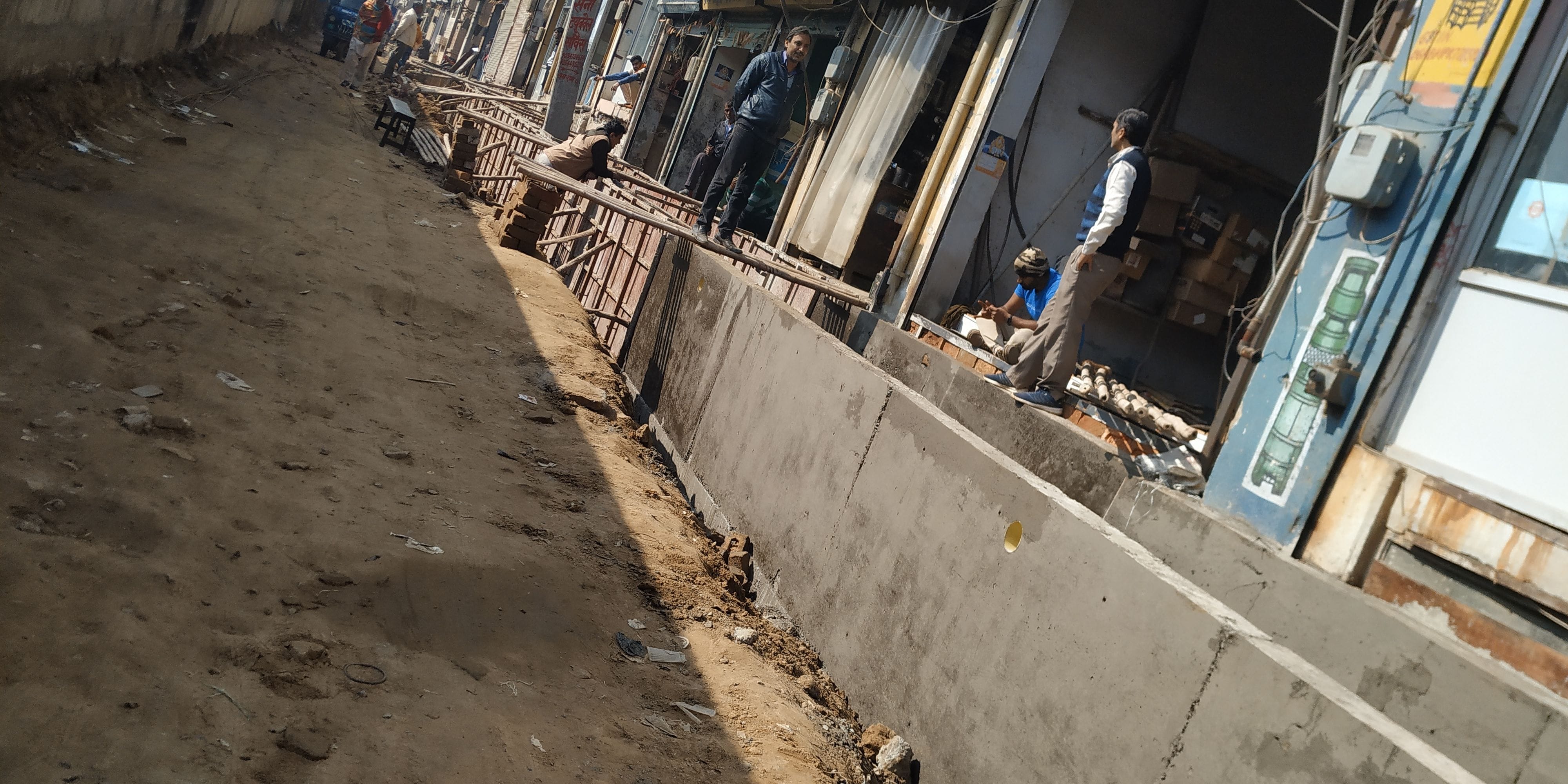 हांसी रोड पर वर्तमान सड़क के लेवल से ऊंचा बनाया जा रहा नाला। अमर उजाला