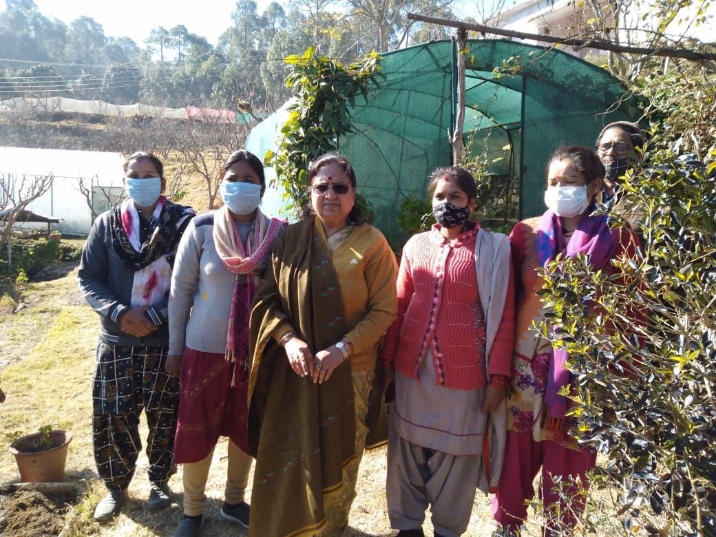 उद्यान गार्डन में महिला कर्मचारियों के साथ राज्यपाल बेबी रानी मौर्य। संवाद न्यूज एजेंसी उद्यान गार्डन में महिला कर्मचारियों के साथ राज्यपाल बेबी रानी मौर्य। संवाद न्यूज एजेंसी