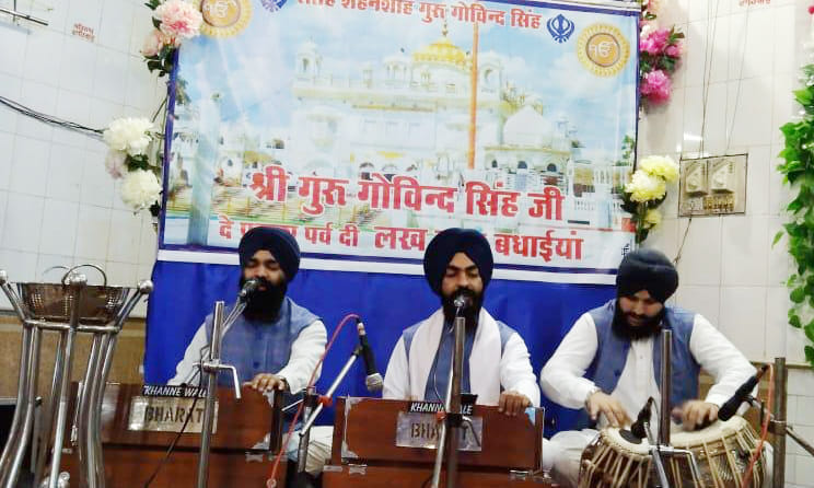 ुरुद्वारा में गुरु गोविंद सिंह जी महाराज का प्रकाश उत्सव में भजन कीर्तन गाते श्रद्धालु ुरुद्वारा में गुरु गोविंद सिंह जी महाराज का प्रकाश उत्सव में भजन कीर्तन गाते श्रद्धालु
