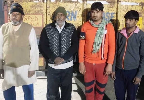 ऊंटों से भरे कैटर के साथ पकड़े गए आरोपी। ऊंटों से भरे कैटर के साथ पकड़े गए आरोपी।