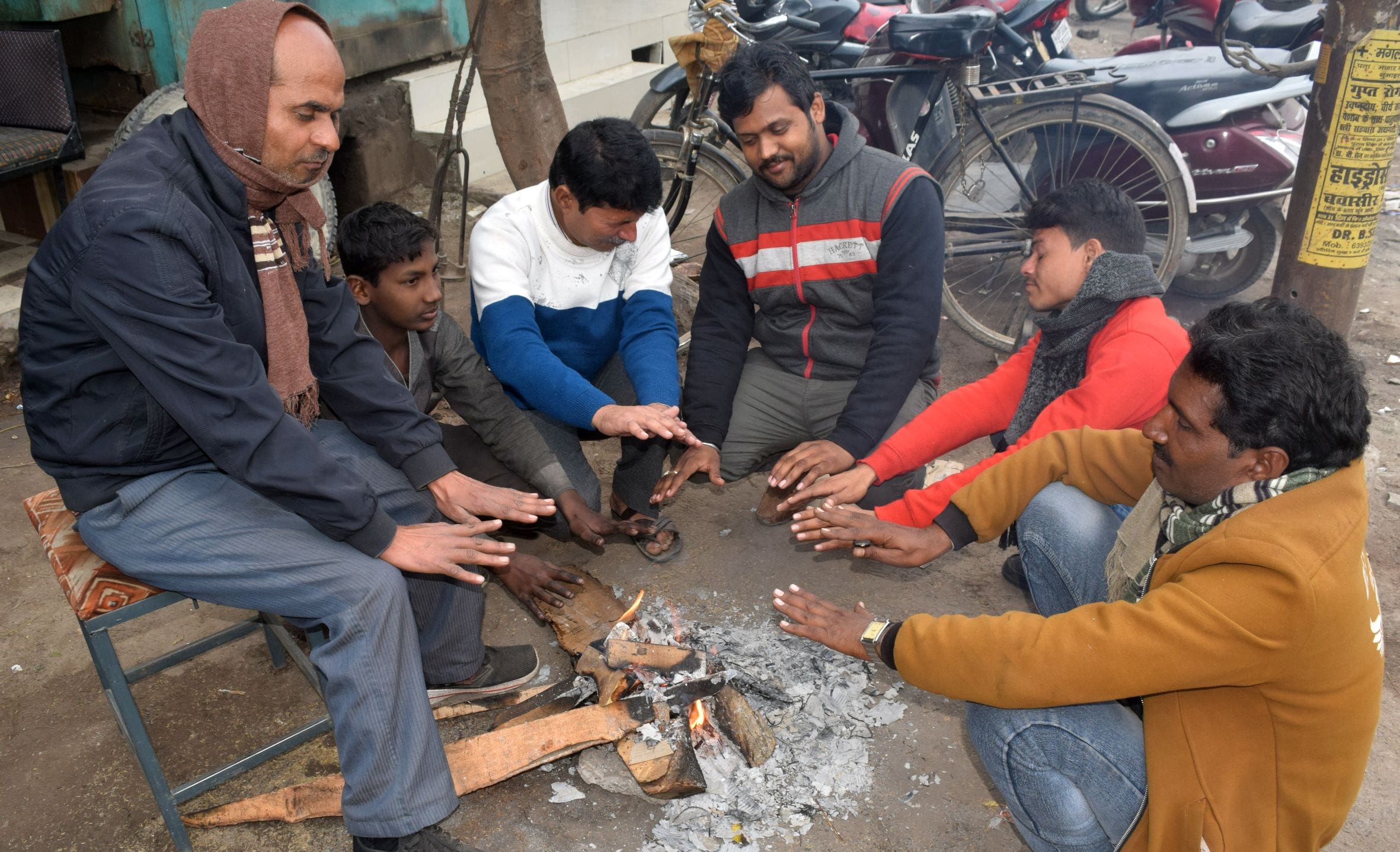 फोटो-2-घंटाघर रोड पर सर्दी में आग तापते लोग। संवाद फोटो-2-घंटाघर रोड पर सर्दी में आग तापते लोग। संवाद