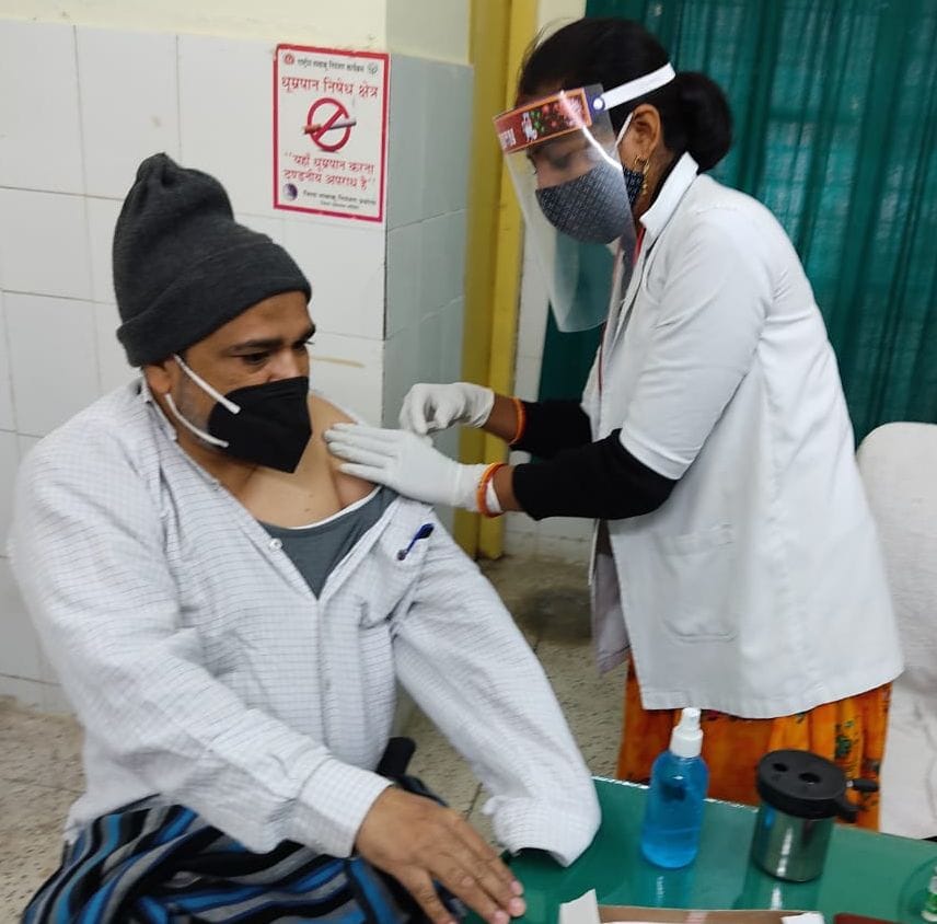 फोटो-24- संडीला में टीका लगवाते सीएचसी अधीक्षक डॉ. मसूद आलम। संवाद फोटो-24- संडीला में टीका लगवाते सीएचसी अधीक्षक डॉ. मसूद आलम। संवाद