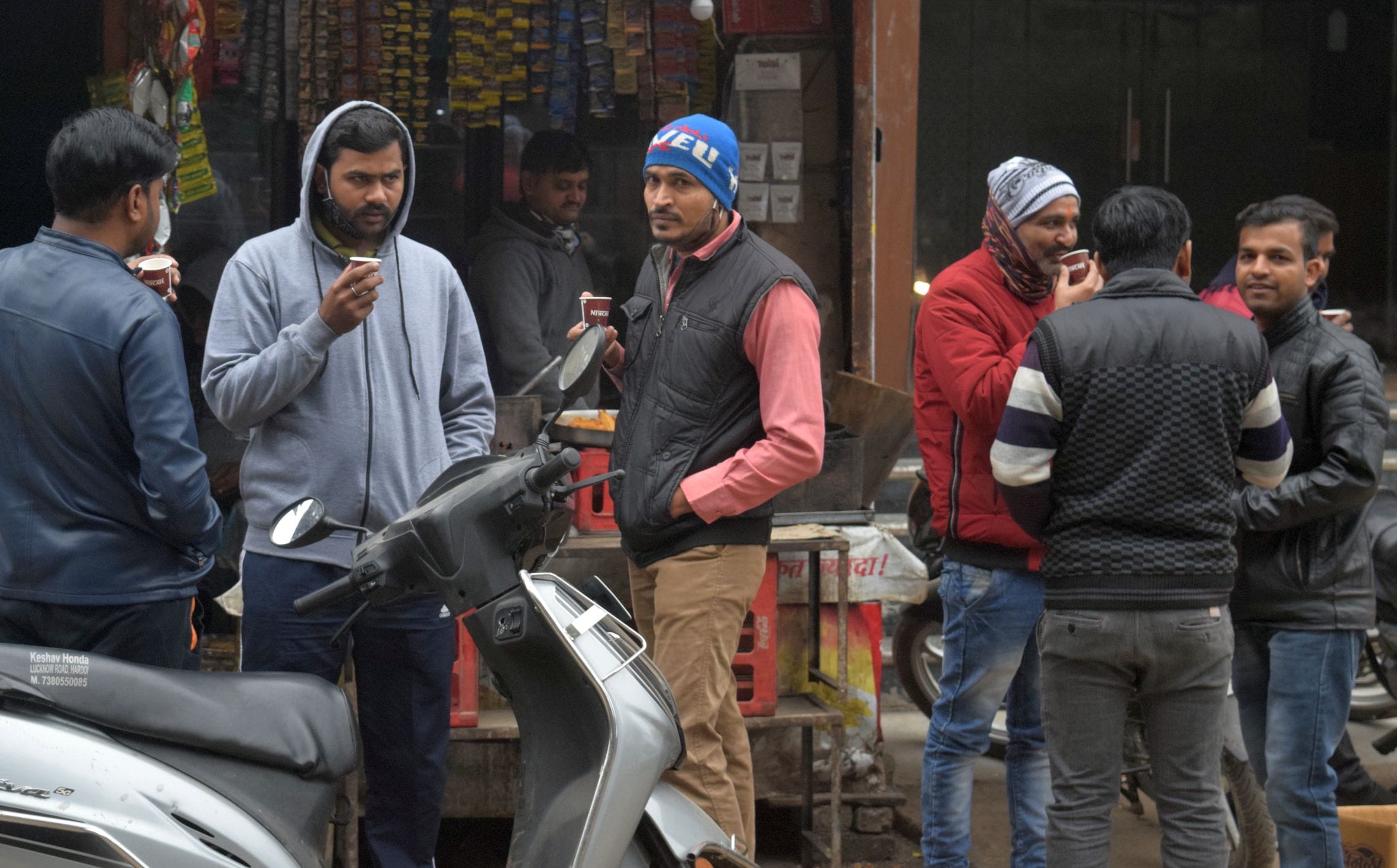 फोटो-3-गांधी मैदान के सामने चाय की दुकान पर चाय पीते लोग। संवाद फोटो-3-गांधी मैदान के सामने चाय की दुकान पर चाय पीते लोग। संवाद
