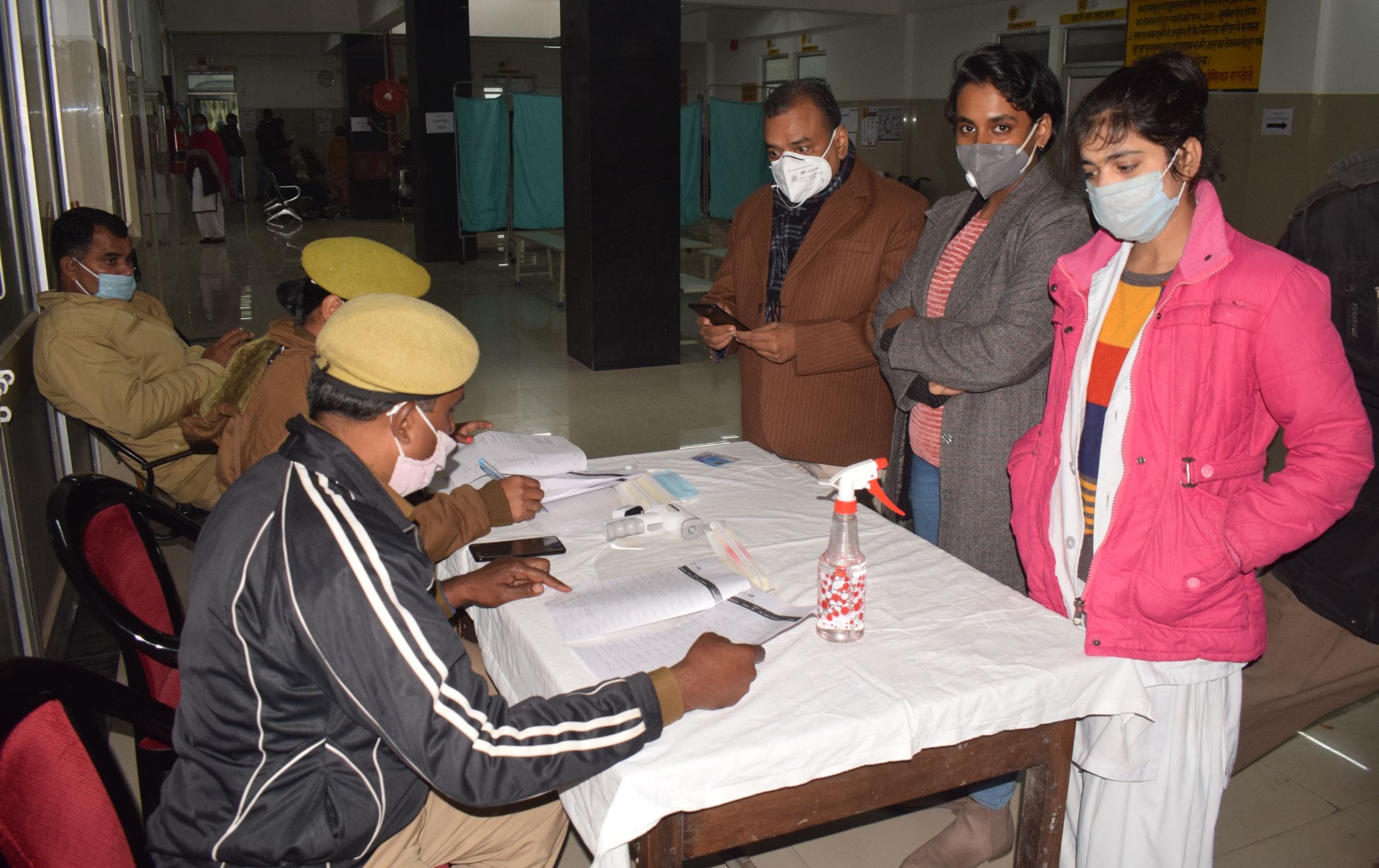 फोटो-4- जिला महिला चिकित्सालय में टीकाकरण के लिए पहुंची महिला स्वास्थ्यकर्मी के नाम लिस्ट से मिला फोटो-4- जिला महिला चिकित्सालय में टीकाकरण के लिए पहुंची महिला स्वास्थ्यकर्मी के नाम लिस्ट से मिला