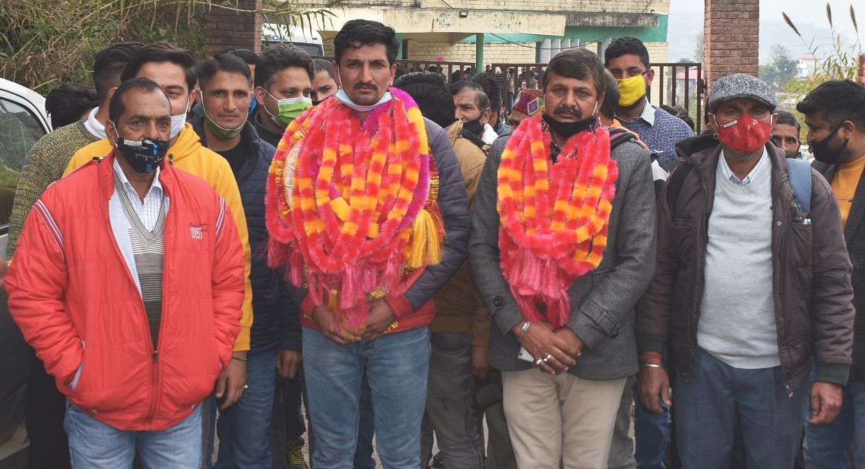 हरनोड़ा से अशोक कुमार जीत के बाद अपने समर्थकों के साथ। हरनोड़ा से अशोक कुमार जीत के बाद अपने समर्थकों के साथ।