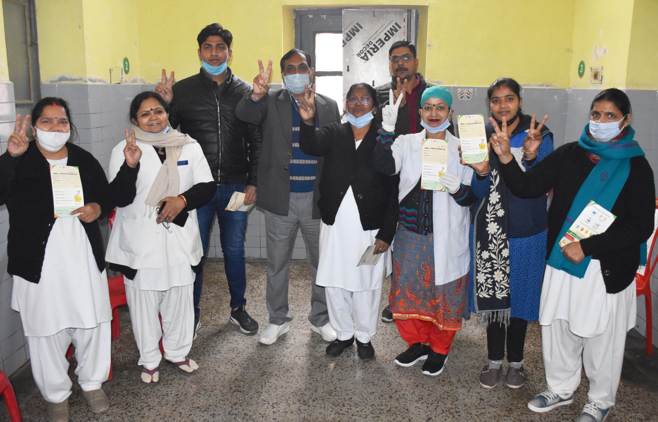 अयोध्या-जिलामहिला अस्पताल में कोरोना वैक्सीन लगवाने के बाद उत्साहित स्वास्थ्य कर्मी व अन्य अधि?