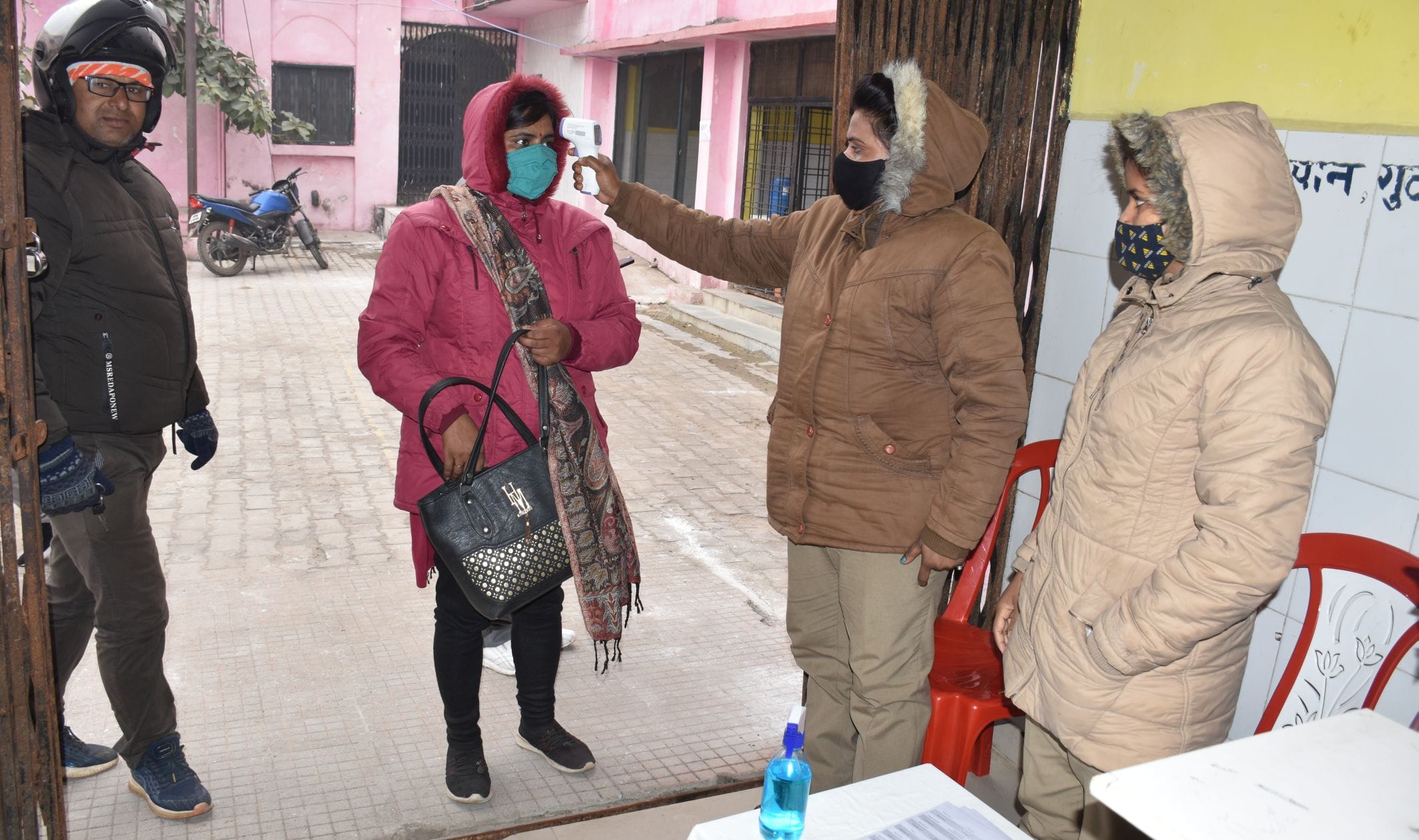 अयोध्या-जिलामहिला अस्पताल में कोरोना वैक्सीन लगवाने के पूर्व थर्मल स्कैनिंग करते पुलिस कर्मी