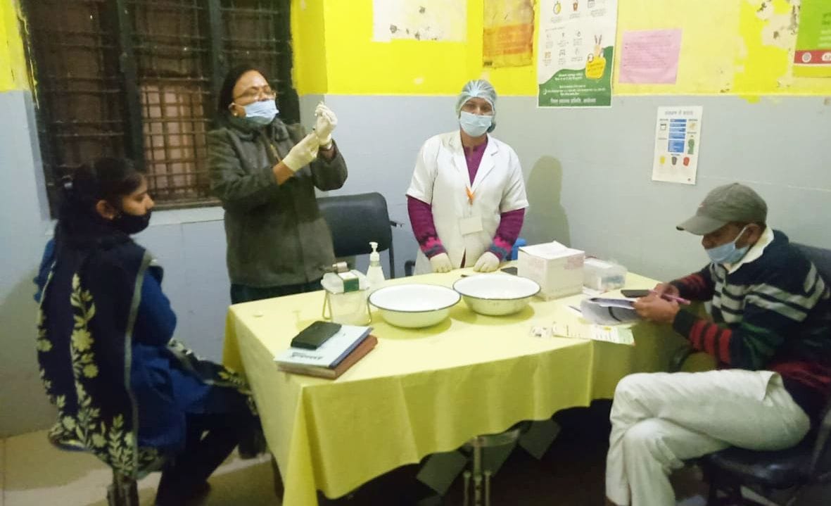 अयोध्या-जिलामहिला अस्पताल में स्वास्थ्य कर्मी को लगाई जाती कोरोना वैक्सीन