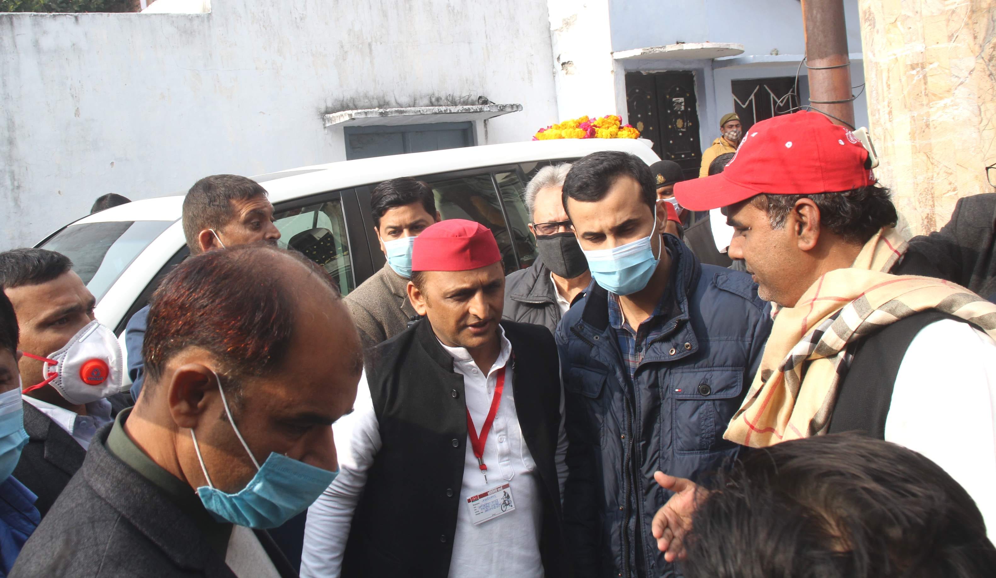 रामपुर में शुक्रवार को आजम खां के घर को जाते पूर्व मुख्यमंत्री अखलेश यादव।संवाद न्यूज एजेंसी