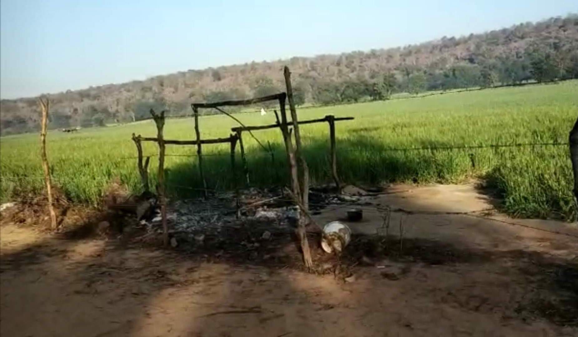 अमऊखेड़ा में आग में जली झोपड़ी के पास पसरा सन्नाटा अमऊखेड़ा में आग में जली झोपड़ी के पास पसरा सन्नाटा