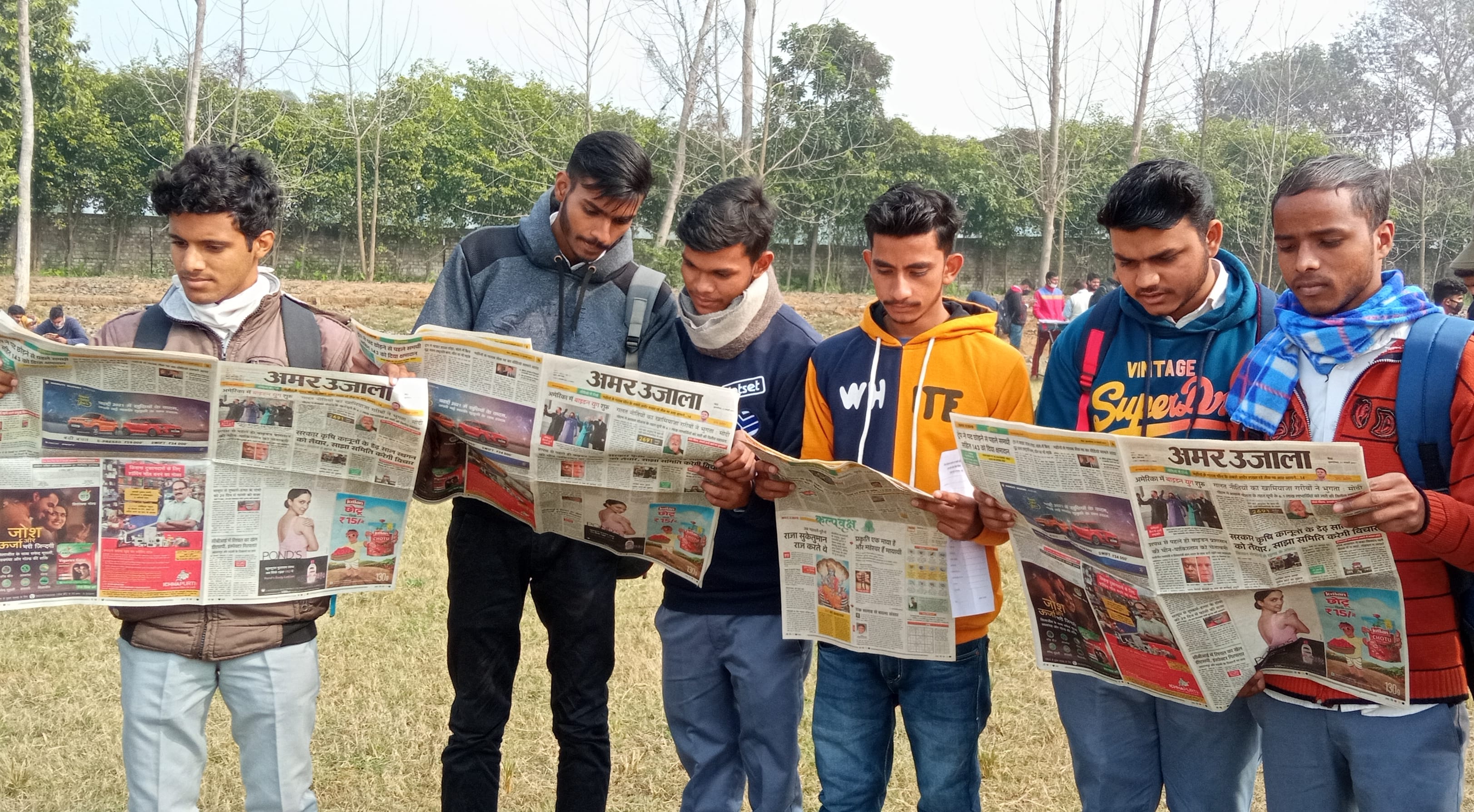 बिजनौर में वीकेआईटी में सेवायोजन विभाग द्वारा आयोजित वृहद रोजगार मेले में अमर उजाला पढ़ते युवक। बिजनौर में वीकेआईटी में सेवायोजन विभाग द्वारा आयोजित वृहद रोजगार मेले में अमर उजाला पढ़ते युवक।