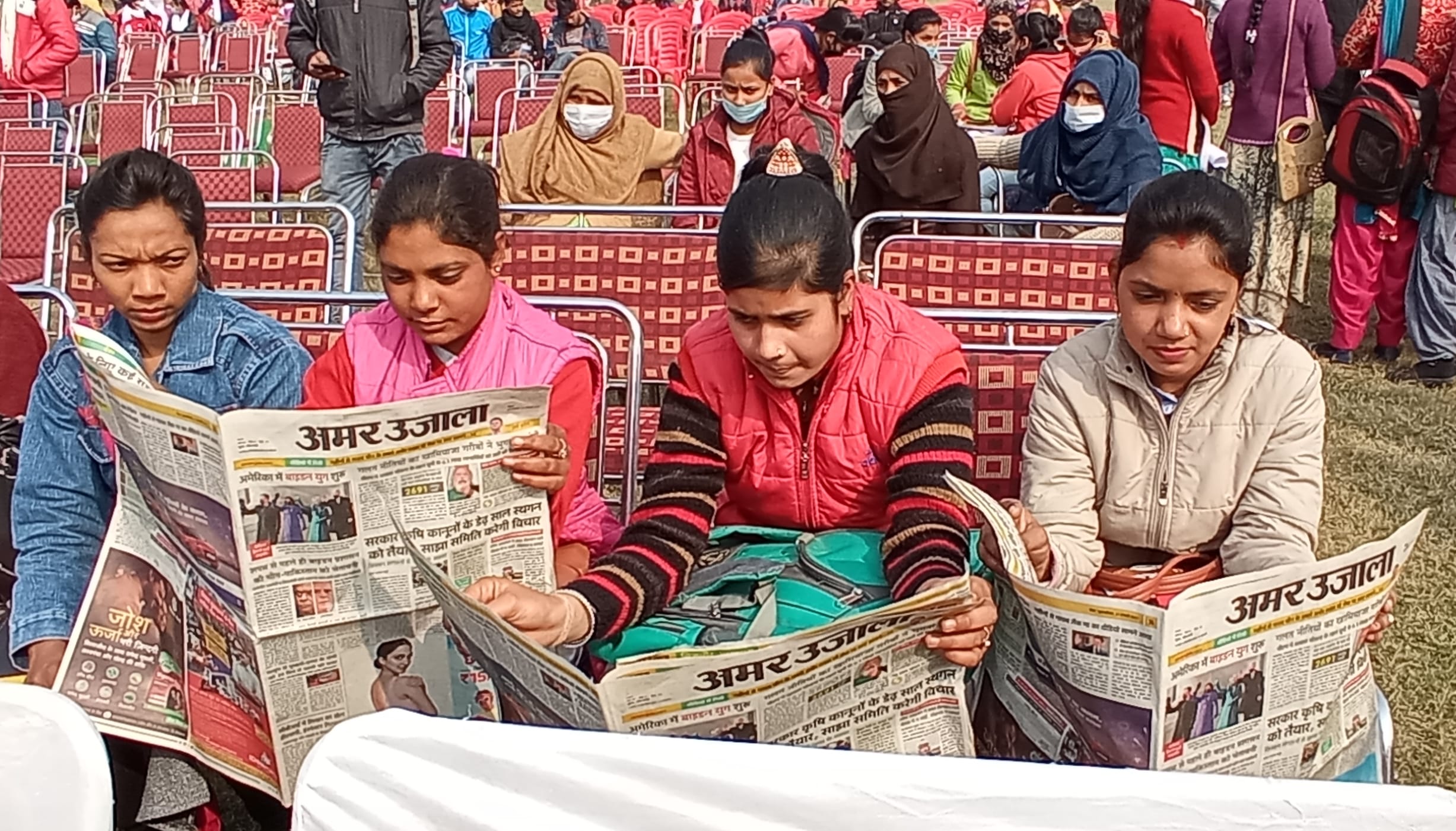 बिजनौर में वीकेआईटी में सेवायोजन विभाग द्वारा आयोजित वृहद रोजगार मेले में अमर उजाला पढ़ती युवति बिजनौर में वीकेआईटी में सेवायोजन विभाग द्वारा आयोजित वृहद रोजगार मेले में अमर उजाला पढ़ती युवति