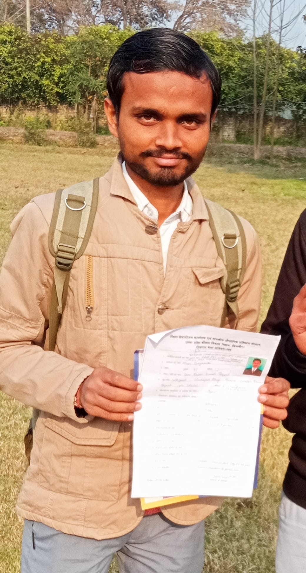 बिजनौर में वीकेआईटी में जॉब ऑफर लेटर के साथ अरुण सूर्यवंशी। बिजनौर में वीकेआईटी में जॉब ऑफर लेटर के साथ अरुण सूर्यवंशी।