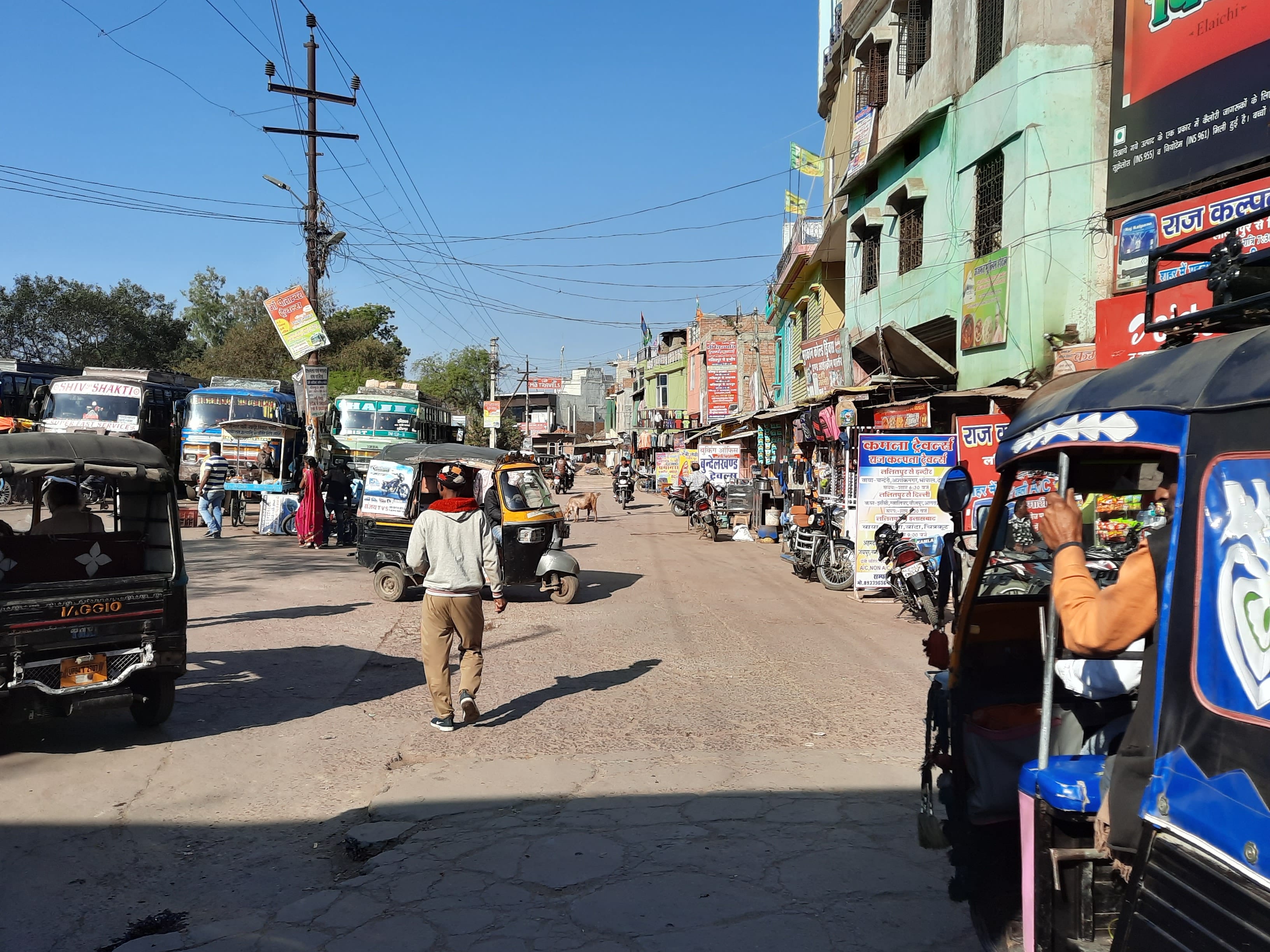 बस स्टैंड बने स्थित टूरिस्ट बस कार्यालय बस स्टैंड बने स्थित टूरिस्ट बस कार्यालय