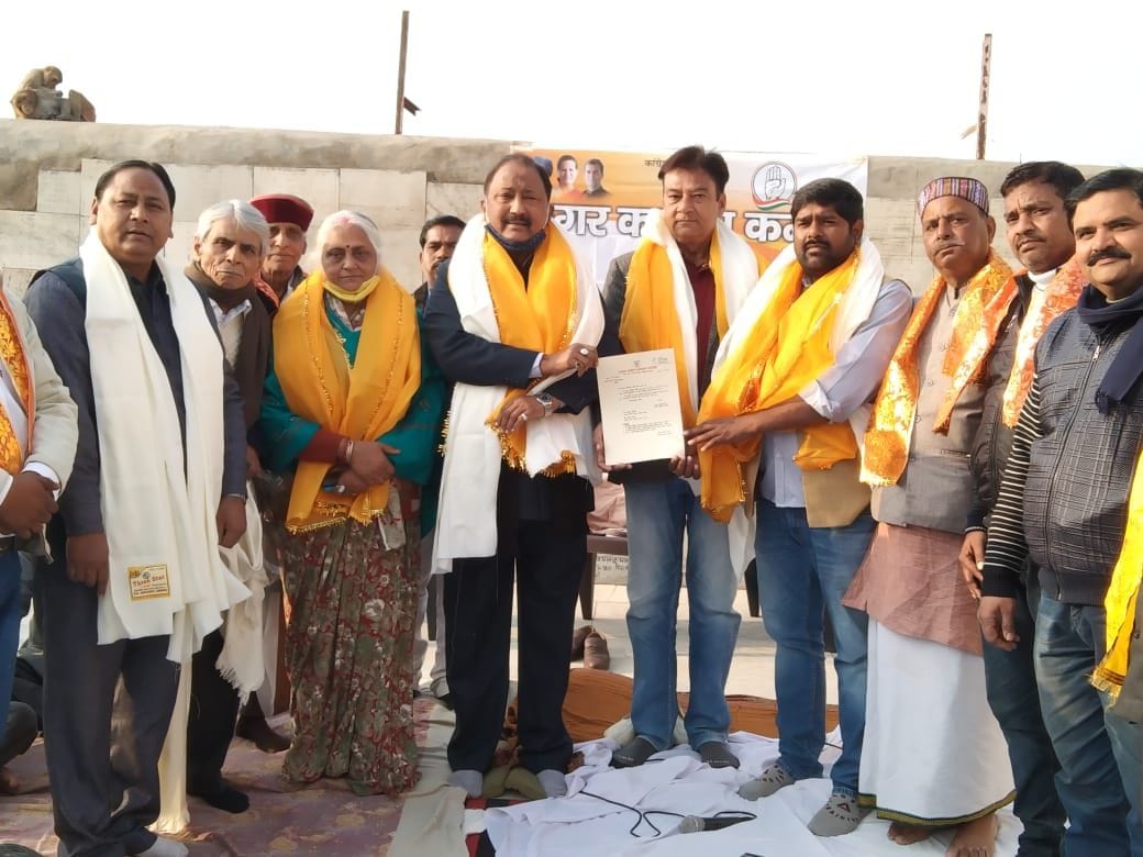मथुरा। वृंदावन कांग्रेस कमेटी की बैठक में नूतन बिहारी पारीक को मनोनयन पत्र देते पूर्व विधायक प्? मथुरा। वृंदावन कांग्रेस कमेटी की बैठक में नूतन बिहारी पारीक को मनोनयन पत्र देते पूर्व विधायक प्?