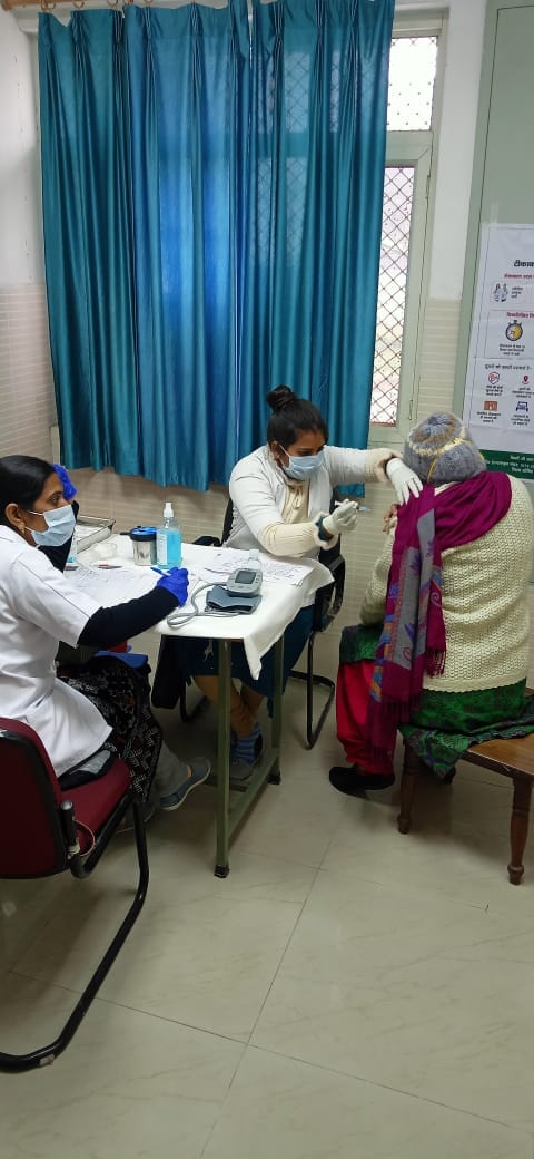 वायु सेना स्टेशन सरसावा में कोरोना से बचाव के लिए वैक्सीनेशन करती सरसावा स्वास्थ्य विभाग की टीम वायु सेना स्टेशन सरसावा में कोरोना से बचाव के लिए वैक्सीनेशन करती सरसावा स्वास्थ्य विभाग की टीम