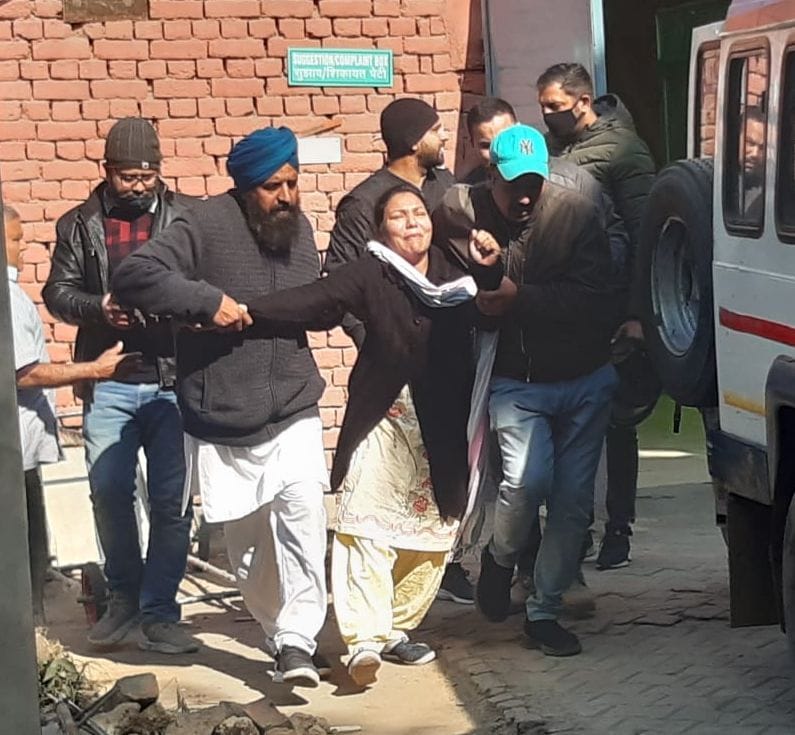  किसान की मौत के बाद पोस्टमार्टम हाउस में विलाप करती उनकी पत्नी। संवाद