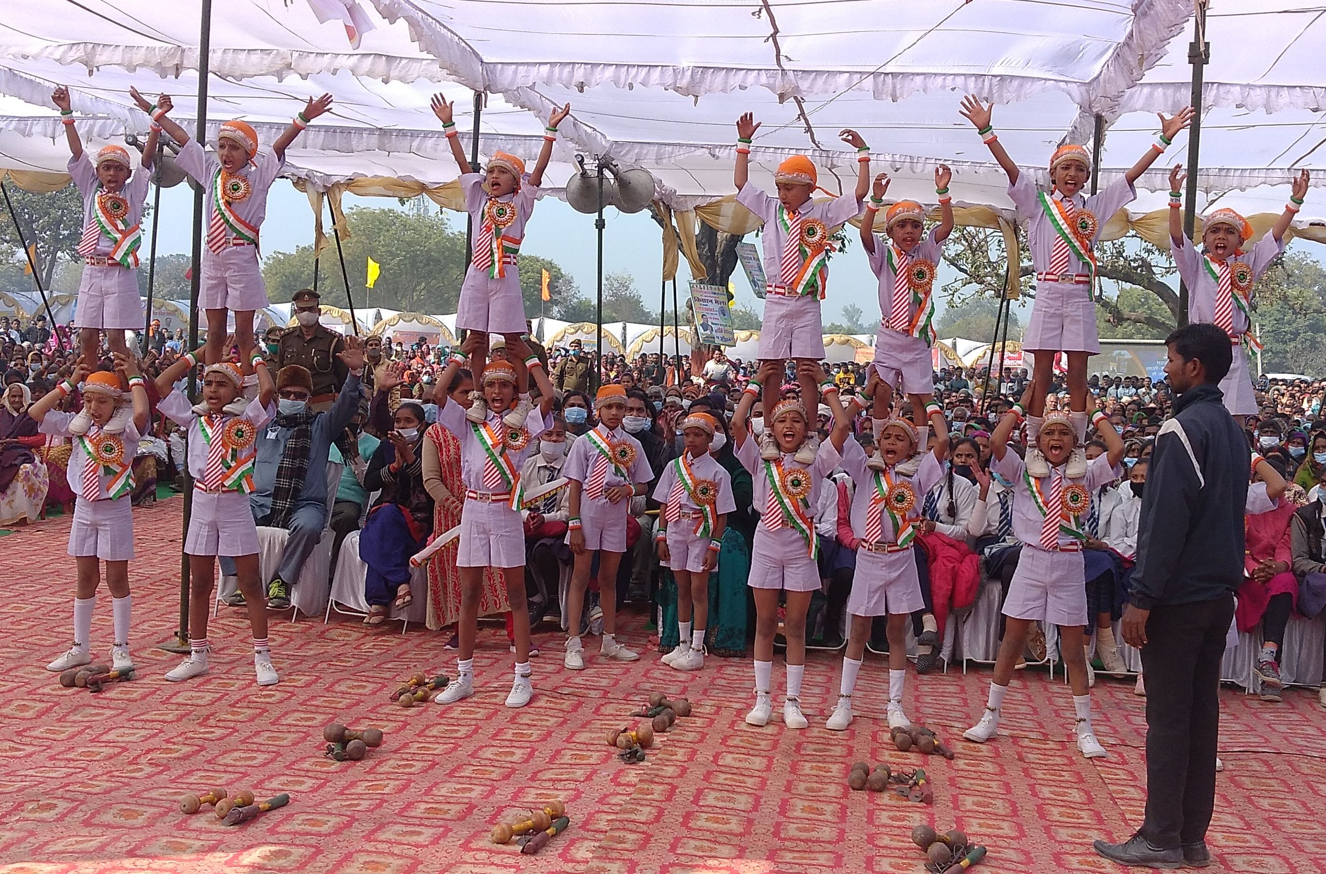 गोष्ठी के दौरान पीटी करते बच्चे। गोष्ठी के दौरान पीटी करते बच्चे।