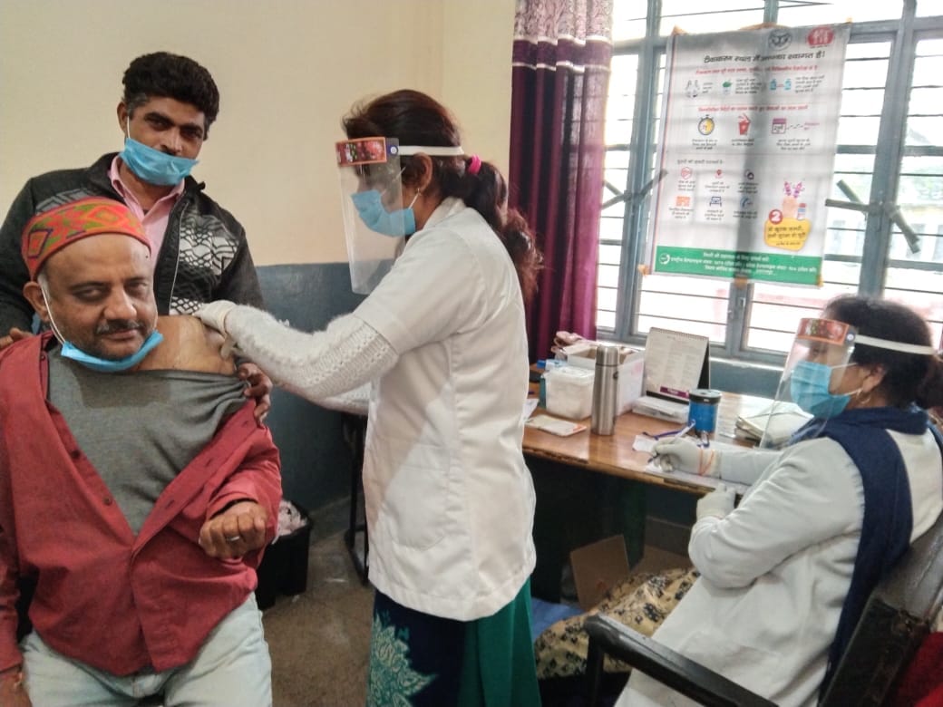 मुजफ्फराबाद में टीकाकरण करती स्वास्थ्य टीम मुजफ्फराबाद में टीकाकरण करती स्वास्थ्य टीम