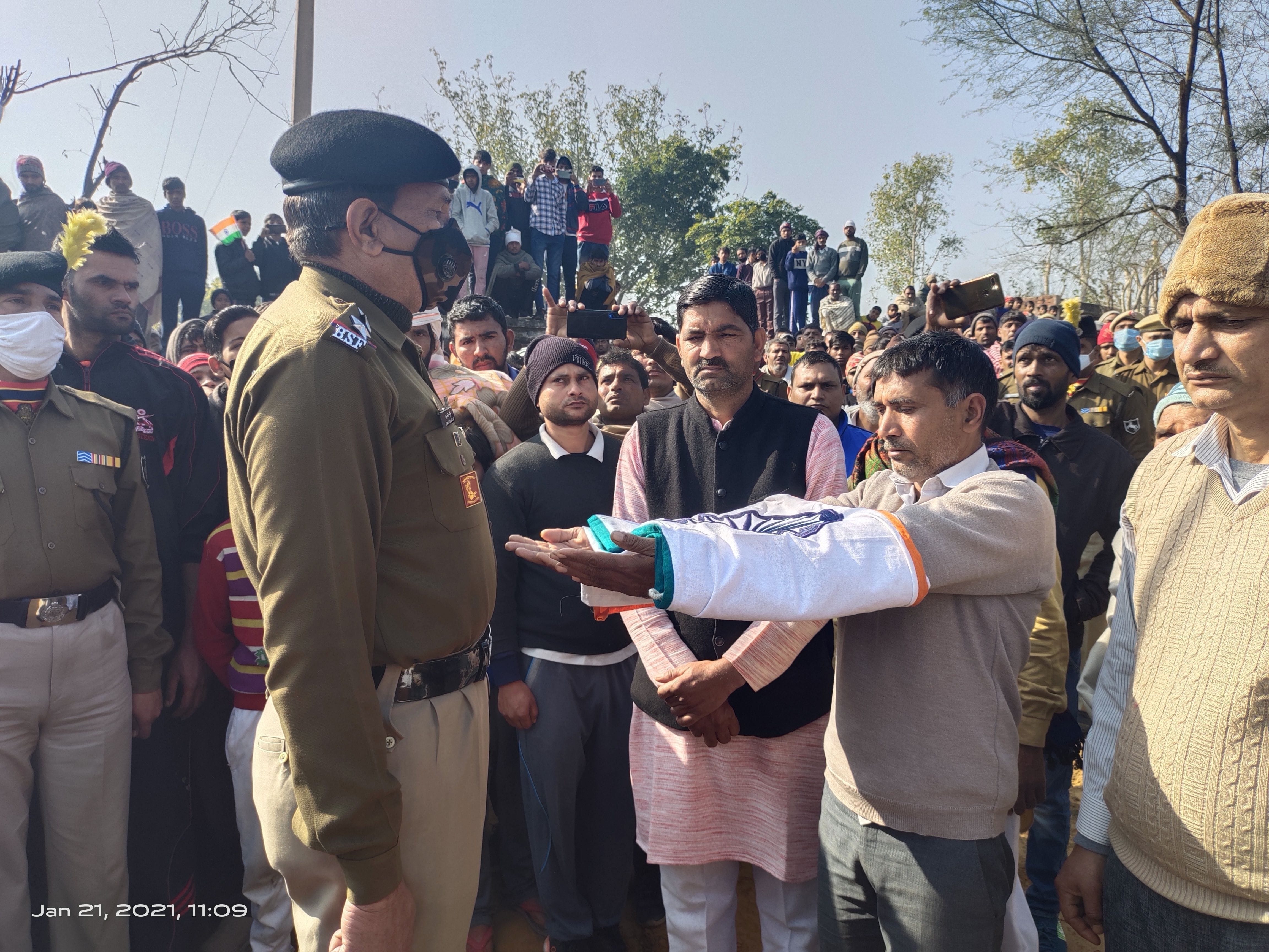  सिपाही सचिन के पिता को तिरंगा सौंपते बीएसएफ के अधिकारी। संवाद