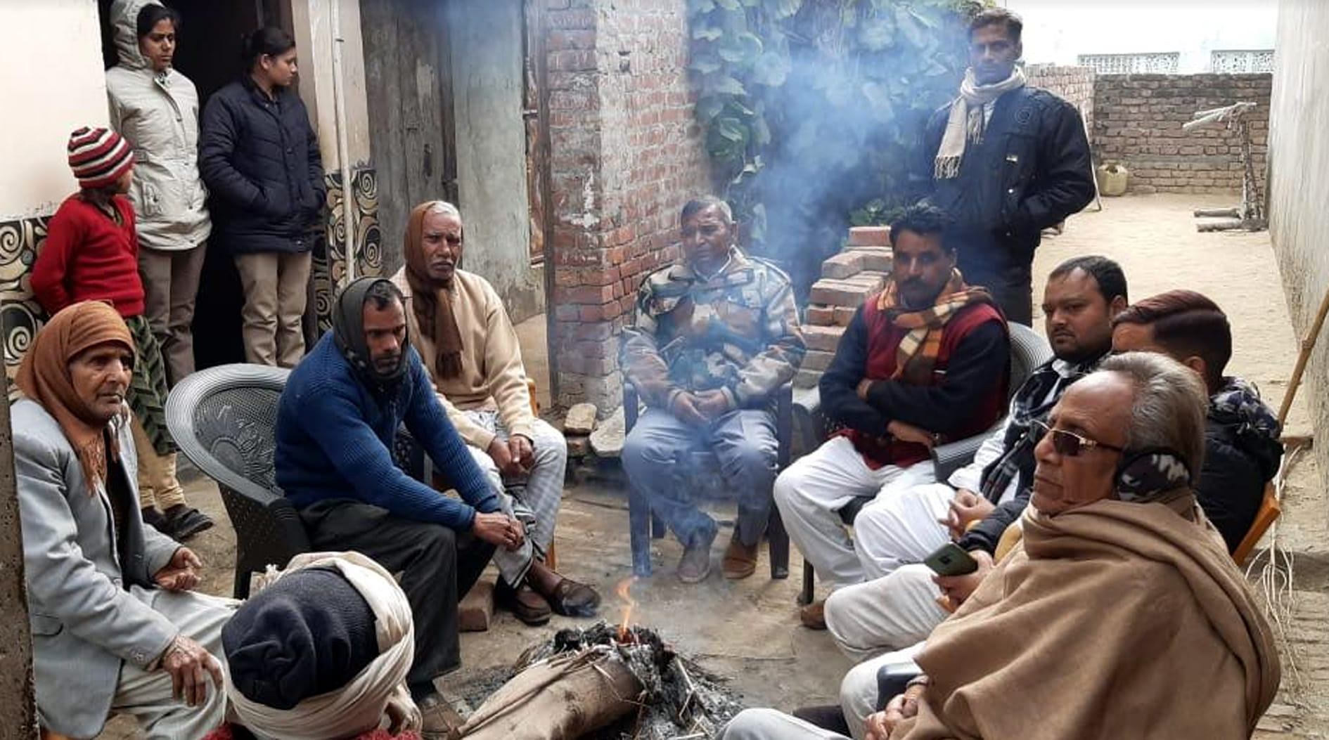 कासगंज सिढ़पुरा के पिथनपुर गांव में हत्या का शिकार बालक के परिजनों को ढांढस बंधाने पहुंचे पूर्व ? कासगंज सिढ़पुरा के पिथनपुर गांव में हत्या का शिकार बालक के परिजनों को ढांढस बंधाने पहुंचे पूर्व ?