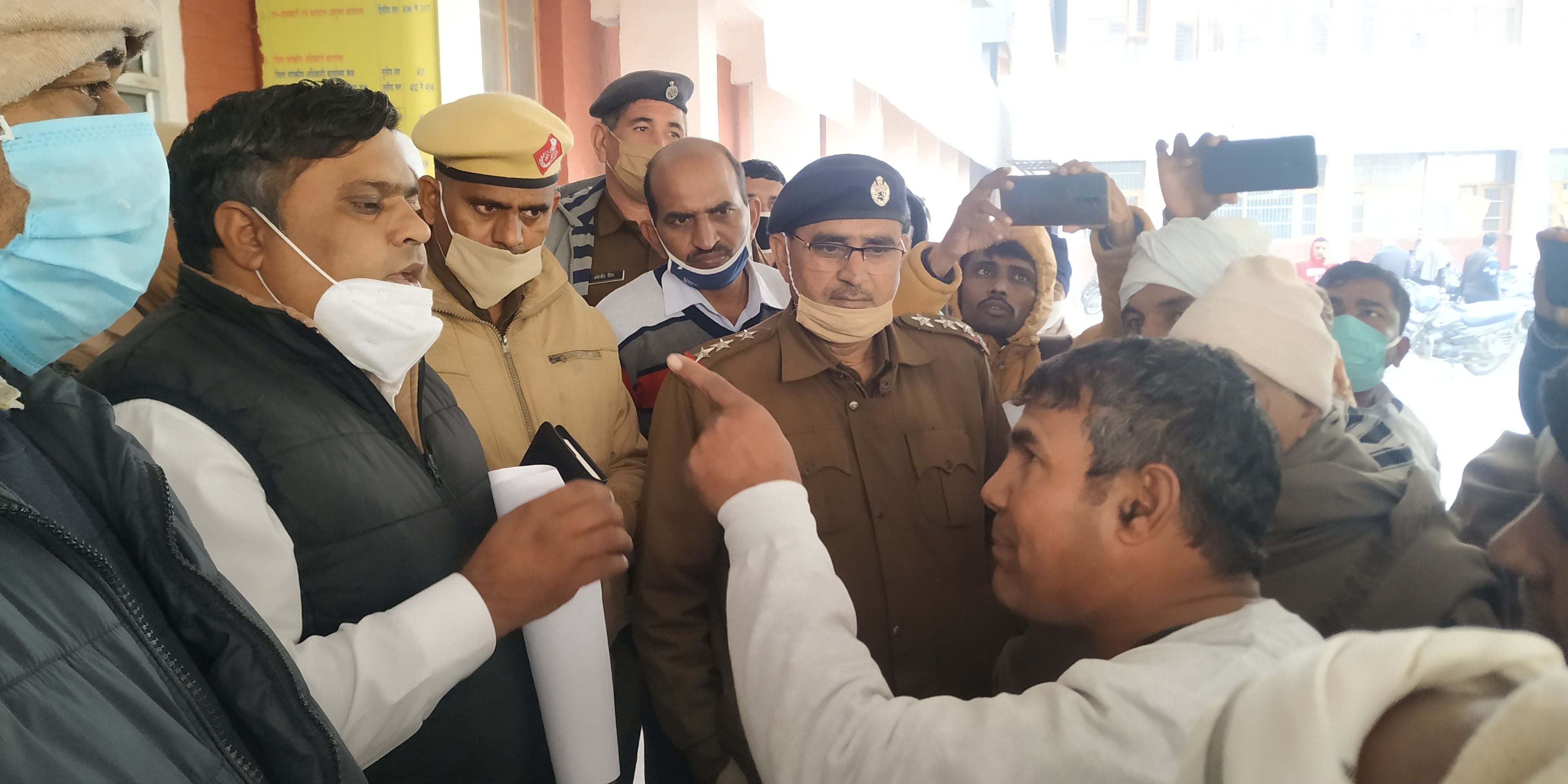 एआर विरेंद्र कौशिक से बातचीत करते किसान बलजीत। अमर उजाला एआर विरेंद्र कौशिक से बातचीत करते किसान बलजीत। अमर उजाला
