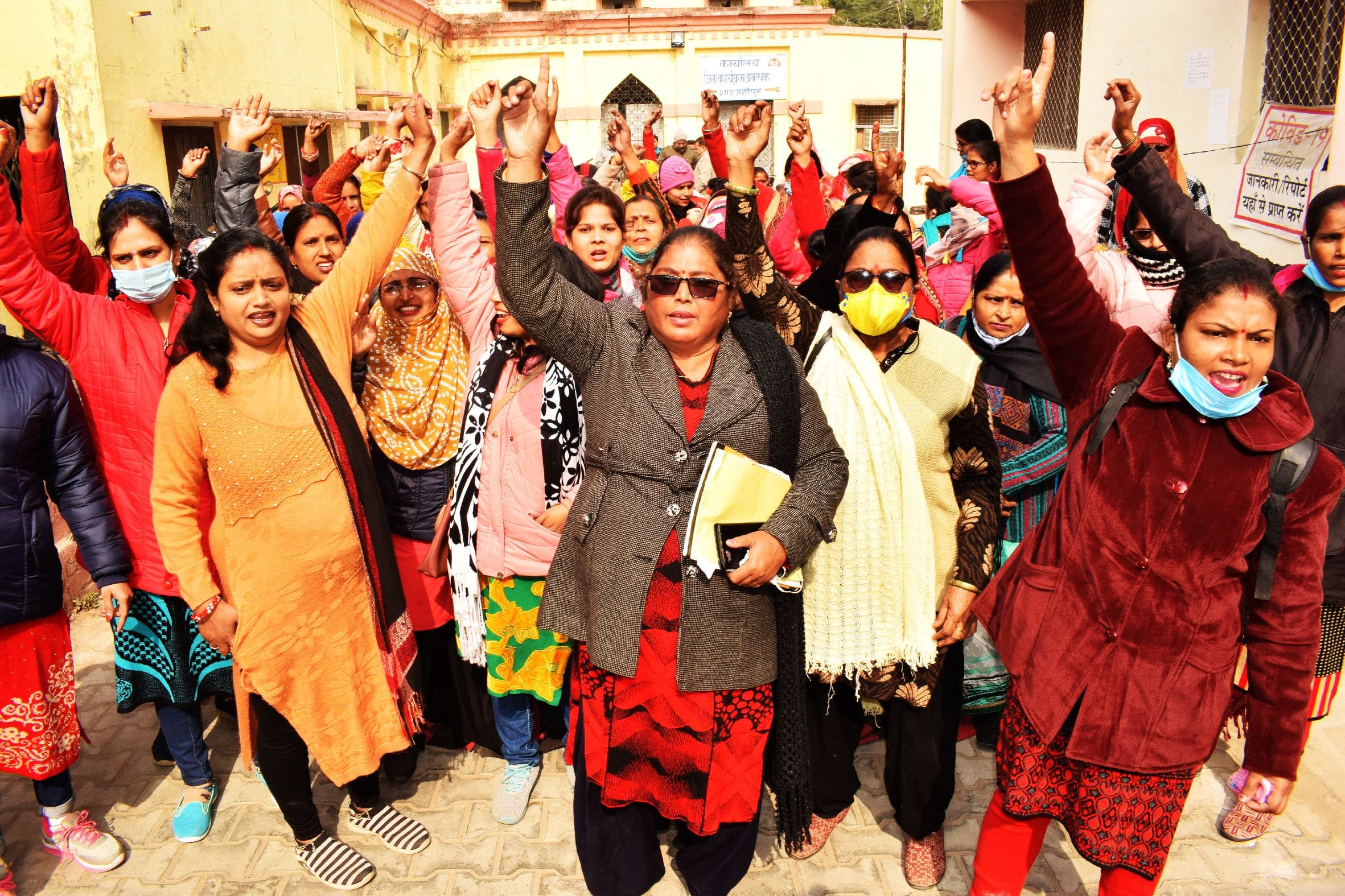 शाहजहांपुर के सीएमओ आफिस परिसर में प्रदर्शन करती एएनएम। संवाद शाहजहांपुर के सीएमओ आफिस परिसर में प्रदर्शन करती एएनएम। संवाद
