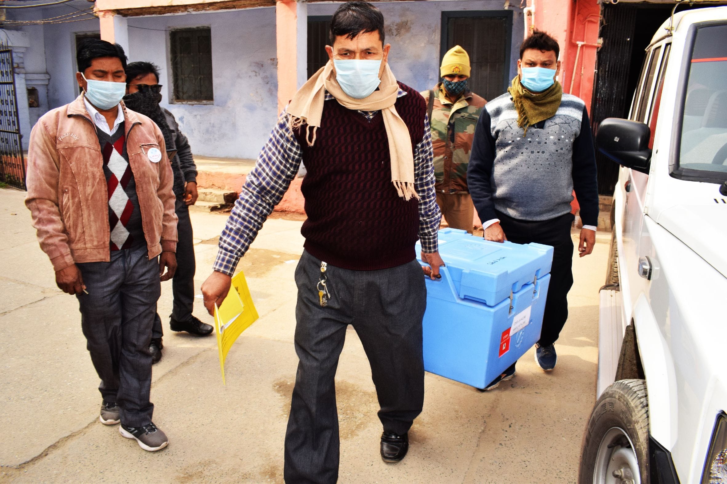 शाहजहांपुर के पुराना जिला अस्पताल स्थित सेंटर से वैक्सीन बॉक्स को लेकर निकलते कर्मचारी। संवाद शाहजहांपुर के पुराना जिला अस्पताल स्थित सेंटर से वैक्सीन बॉक्स को लेकर निकलते कर्मचारी। संवाद