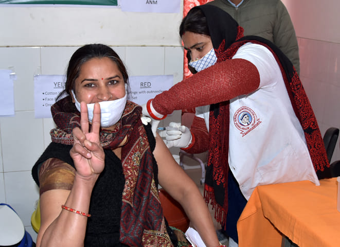 जिला अस्पताल में को वैक्सीन लगवाती आंगनवाड़ी जिला अस्पताल में को वैक्सीन लगवाती आंगनवाड़ी