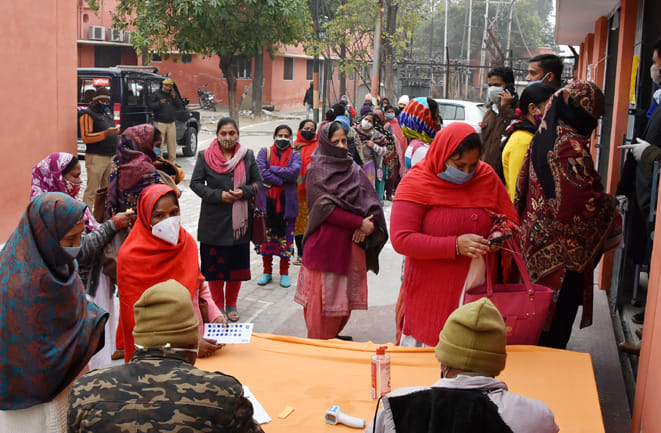 जिला अस्पताल में को वैक्सीन लगवाने के लिये लगी आंगनवाड़ी व अन्य की लाइन जिला अस्पताल में को वैक्सीन लगवाने के लिये लगी आंगनवाड़ी व अन्य की लाइन