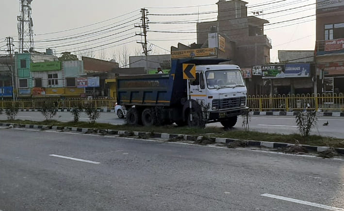 नागल के पास हाईवे पर बीच में ही खड़ा डंपर। नागल के पास हाईवे पर बीच में ही खड़ा डंपर।
