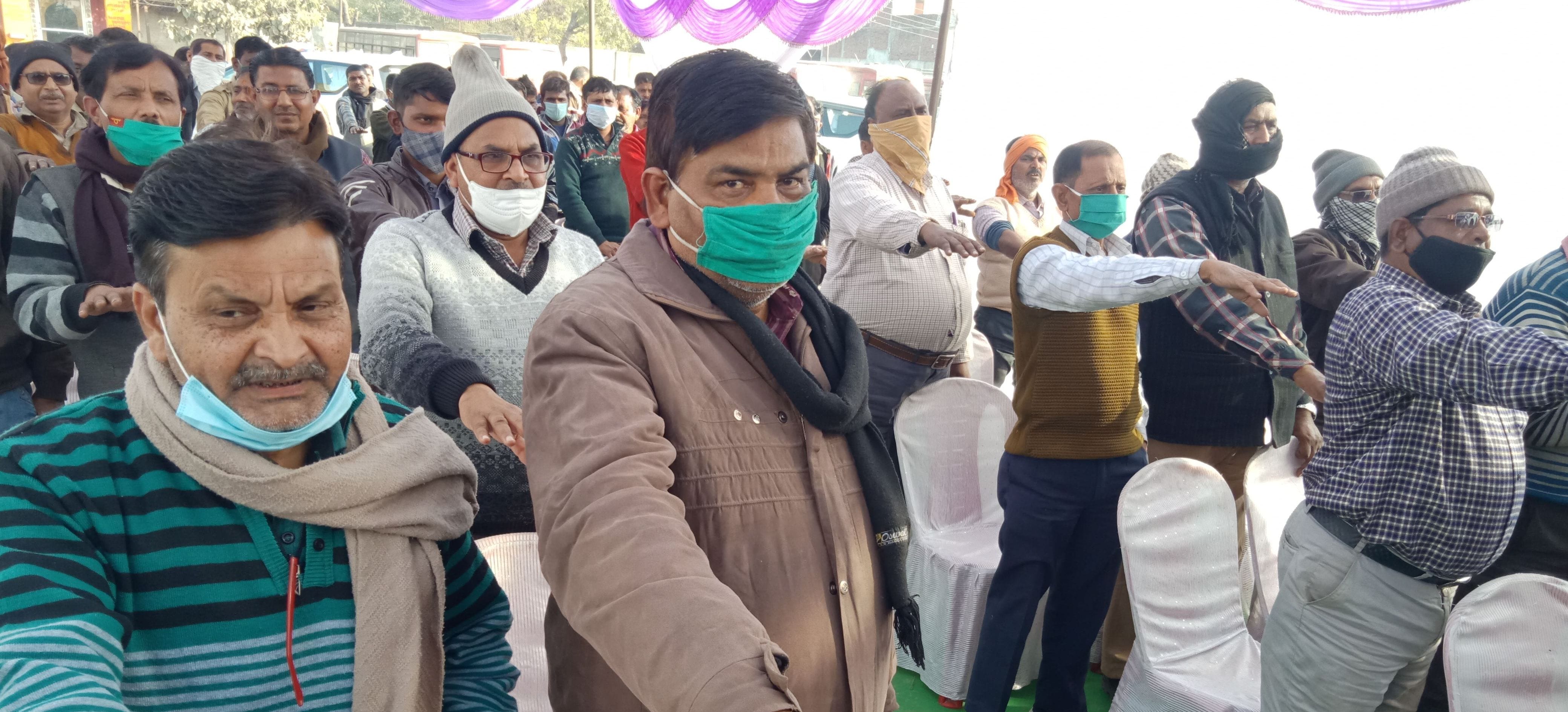 पथ लेते चालक और अन्य कर्मचारी